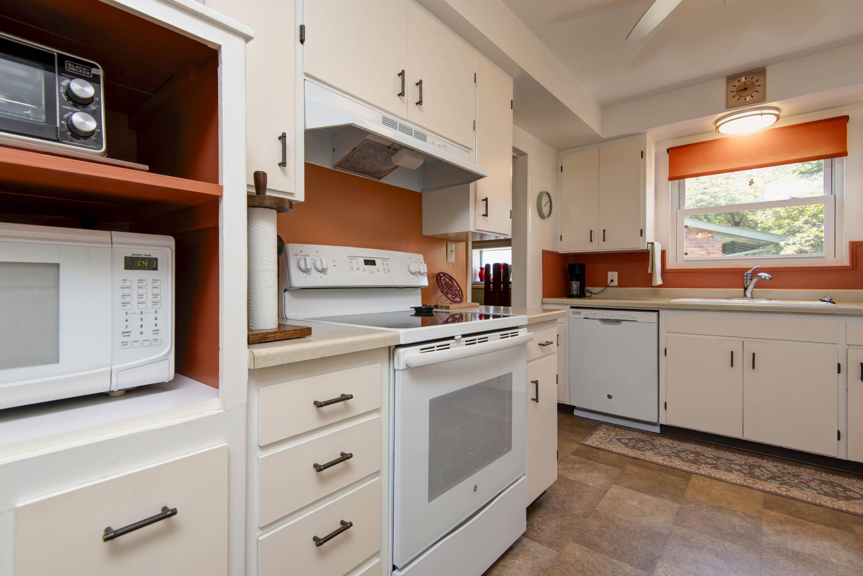 1842 East Sunset Drive Property Photo 4