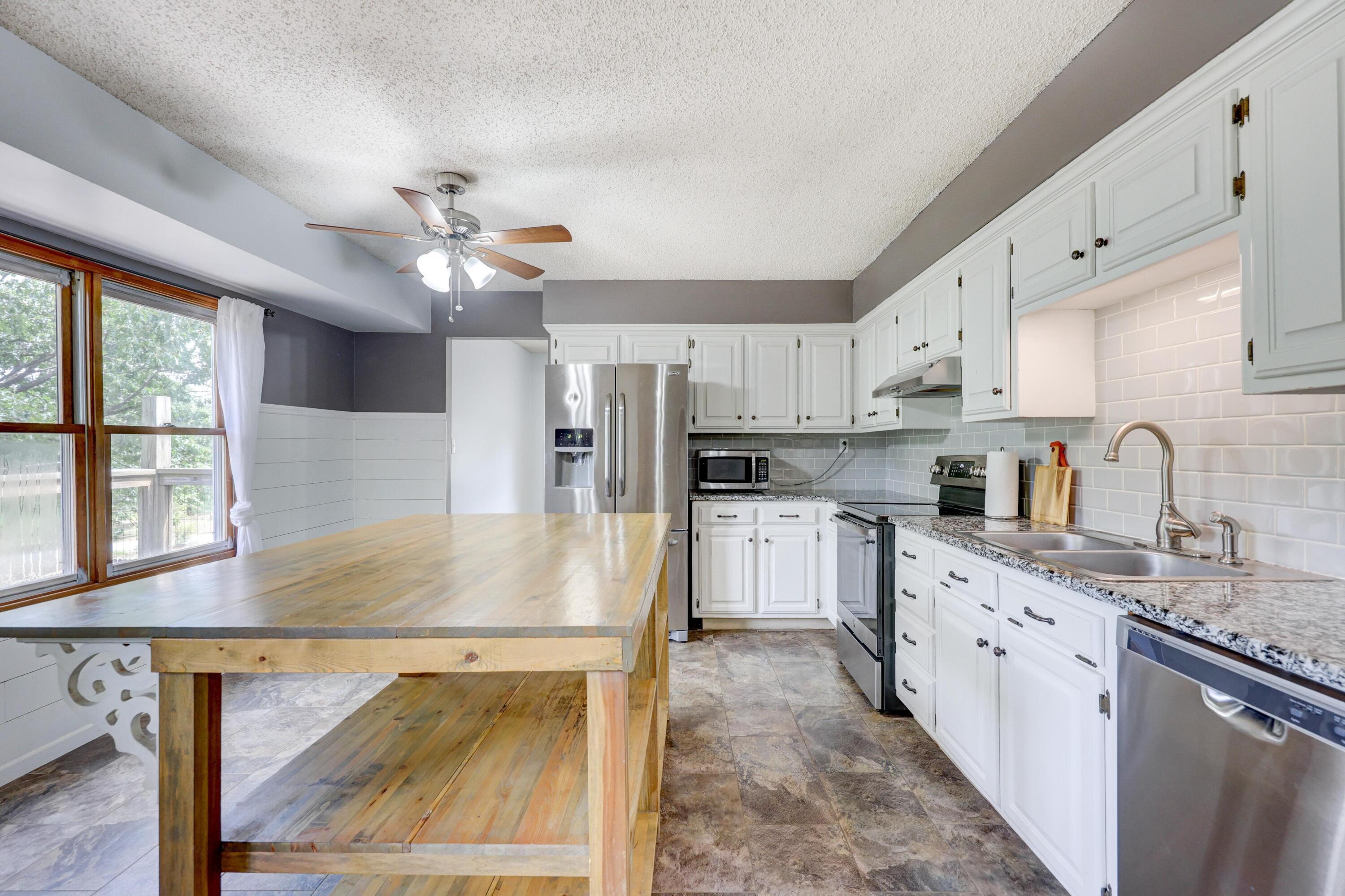 1701 Hickory Hills Drive Property Photo 3