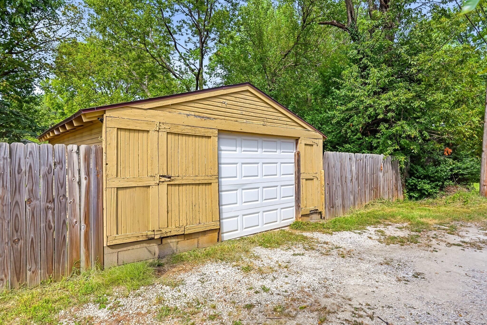 1886 North Fort Avenue Property Photo 14