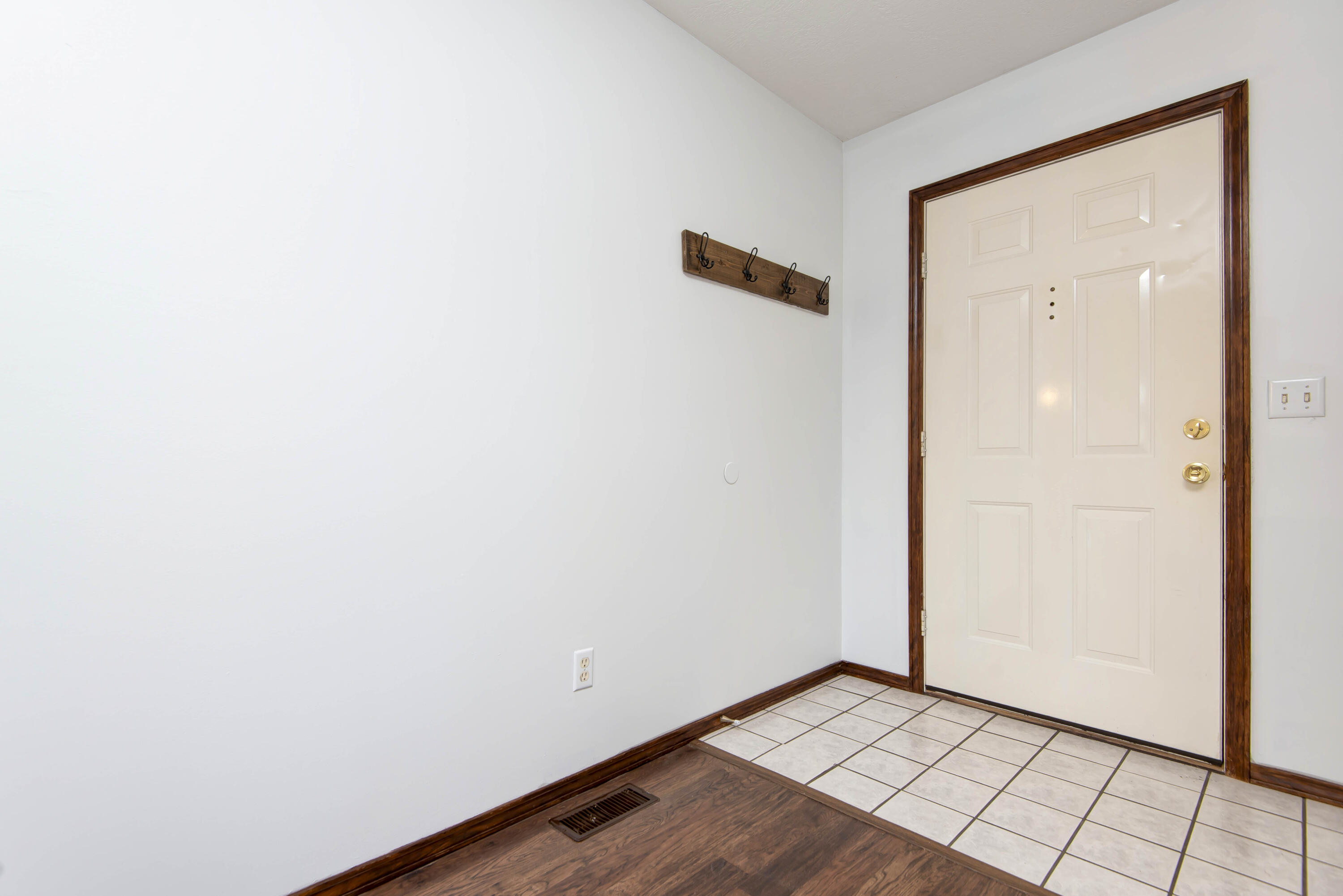 212 East Robin Road Property Photo 3