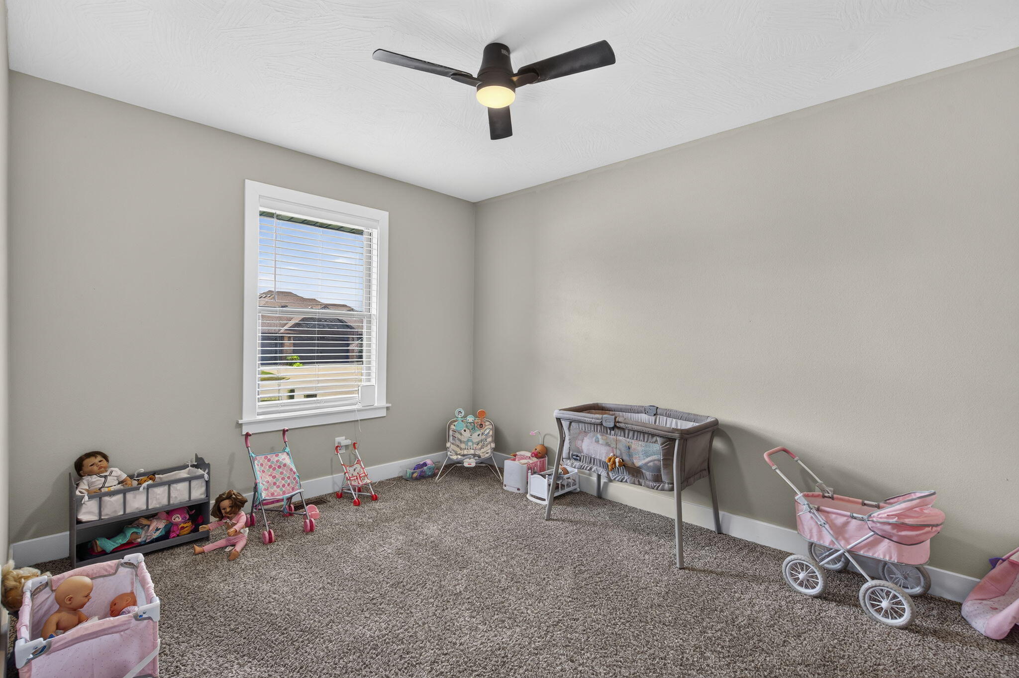 2753 West Fishhook Avenue Property Photo 17