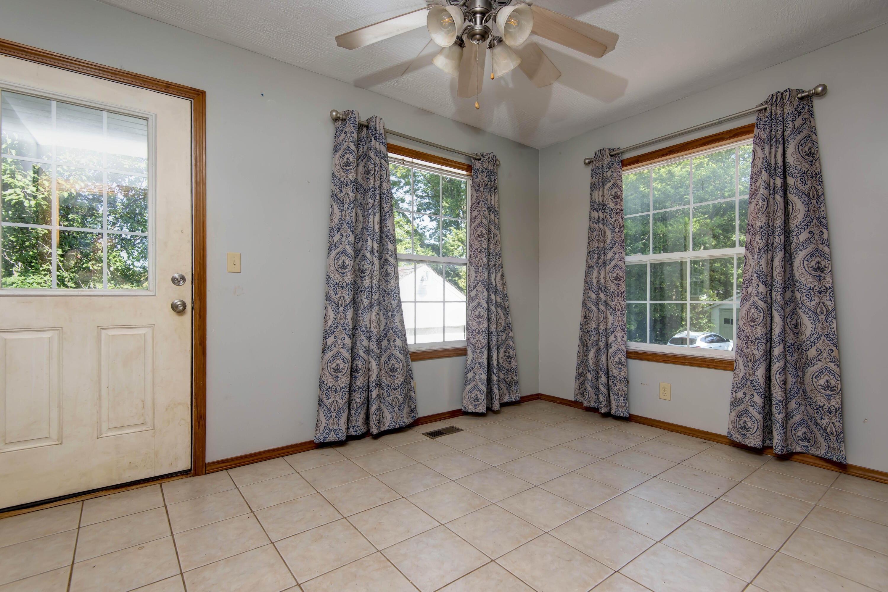 2057 North Douglas Avenue Property Photo 4