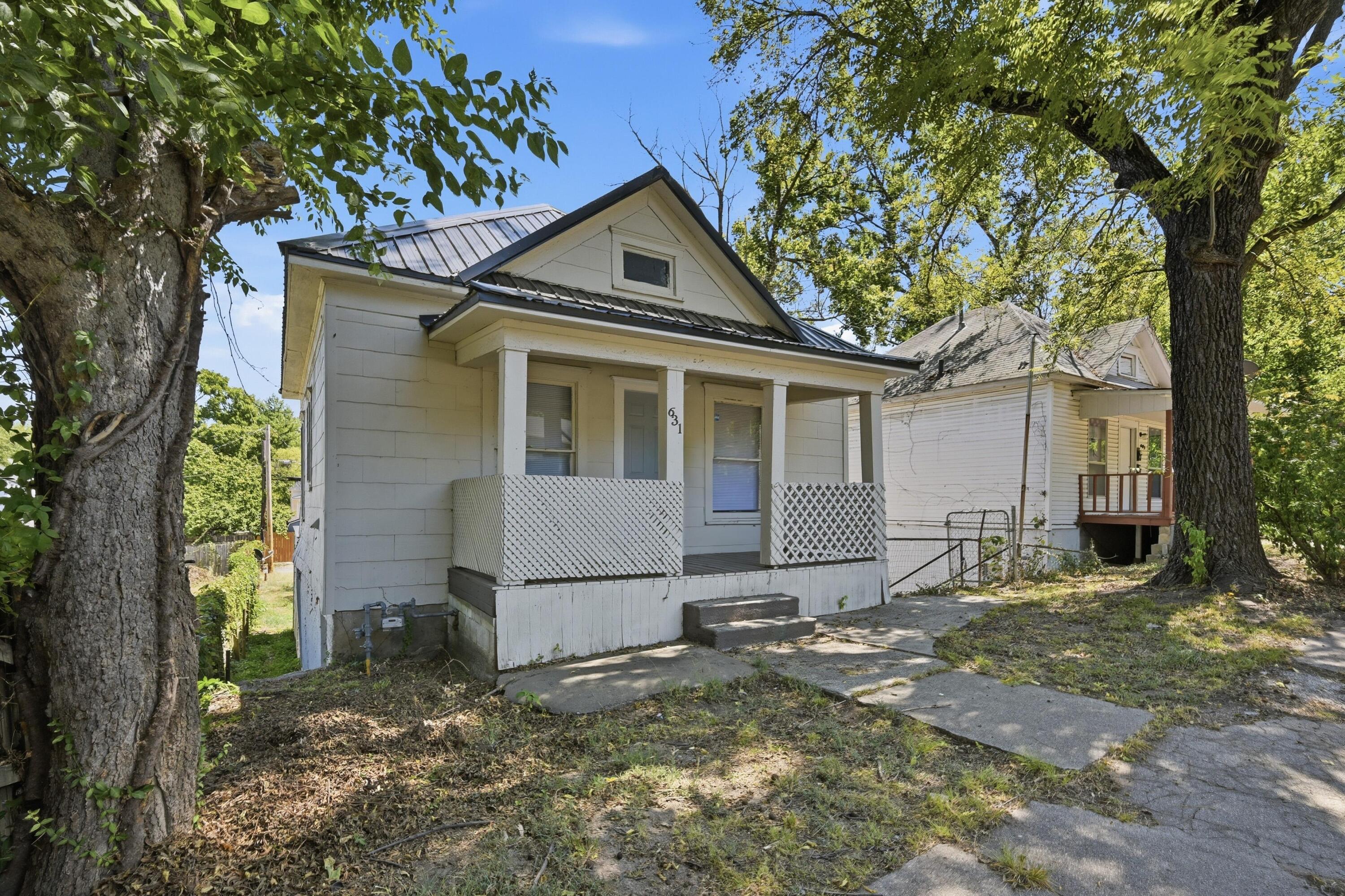 631 North Wall Avenue Property Photo 3
