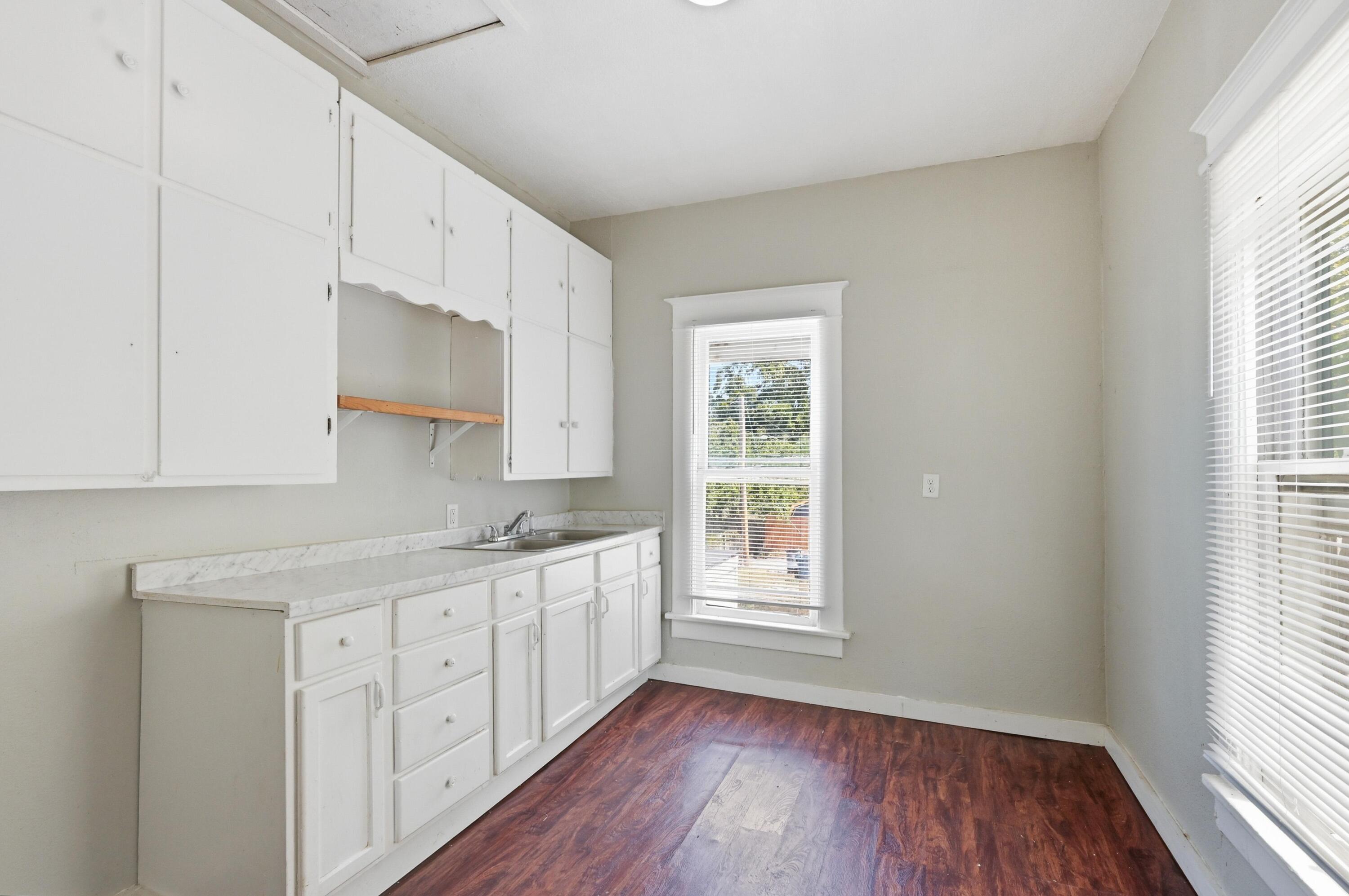 631 North Wall Avenue Property Photo 9