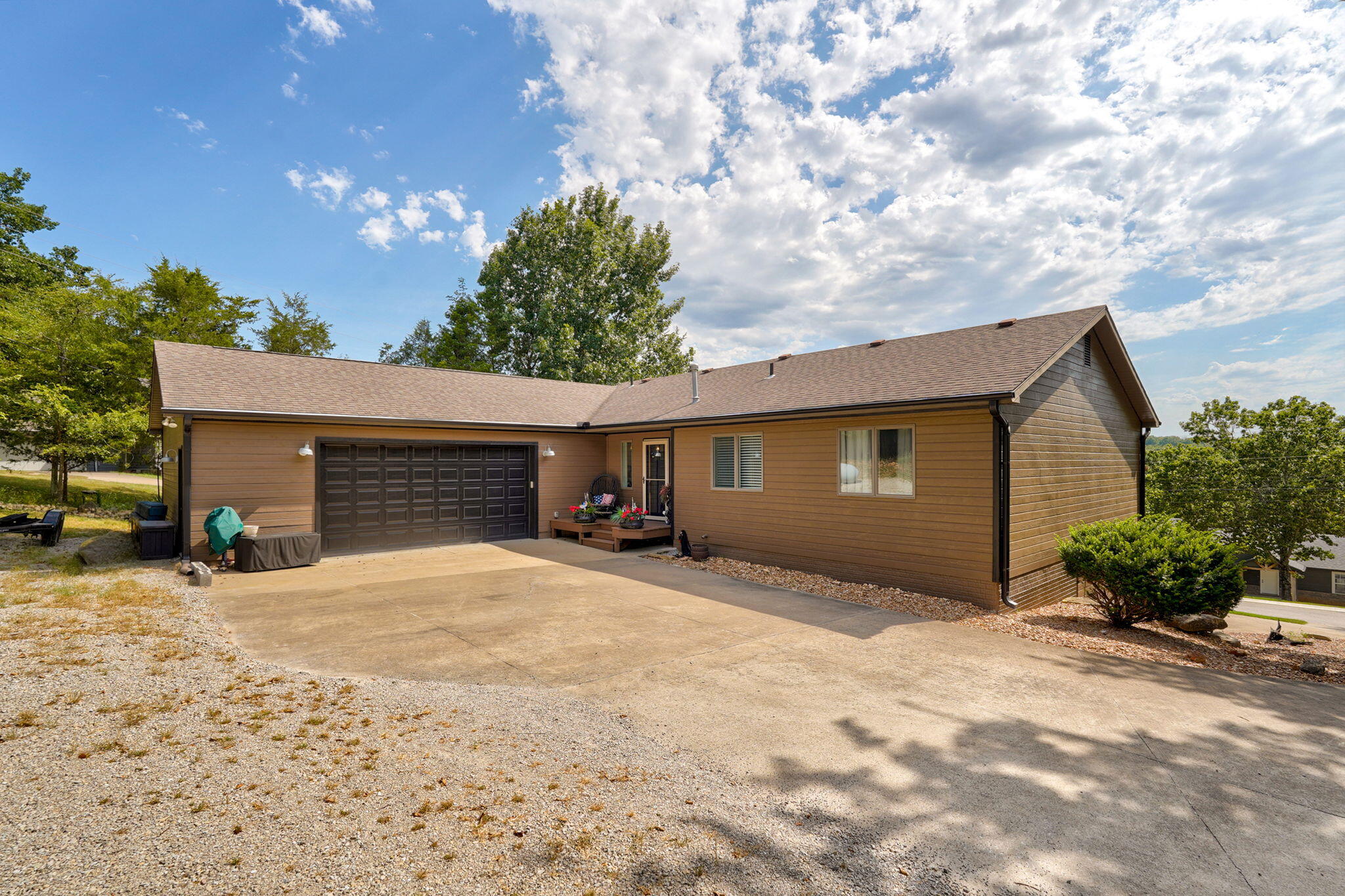 313 Lakefront Circle Property Photo 2
