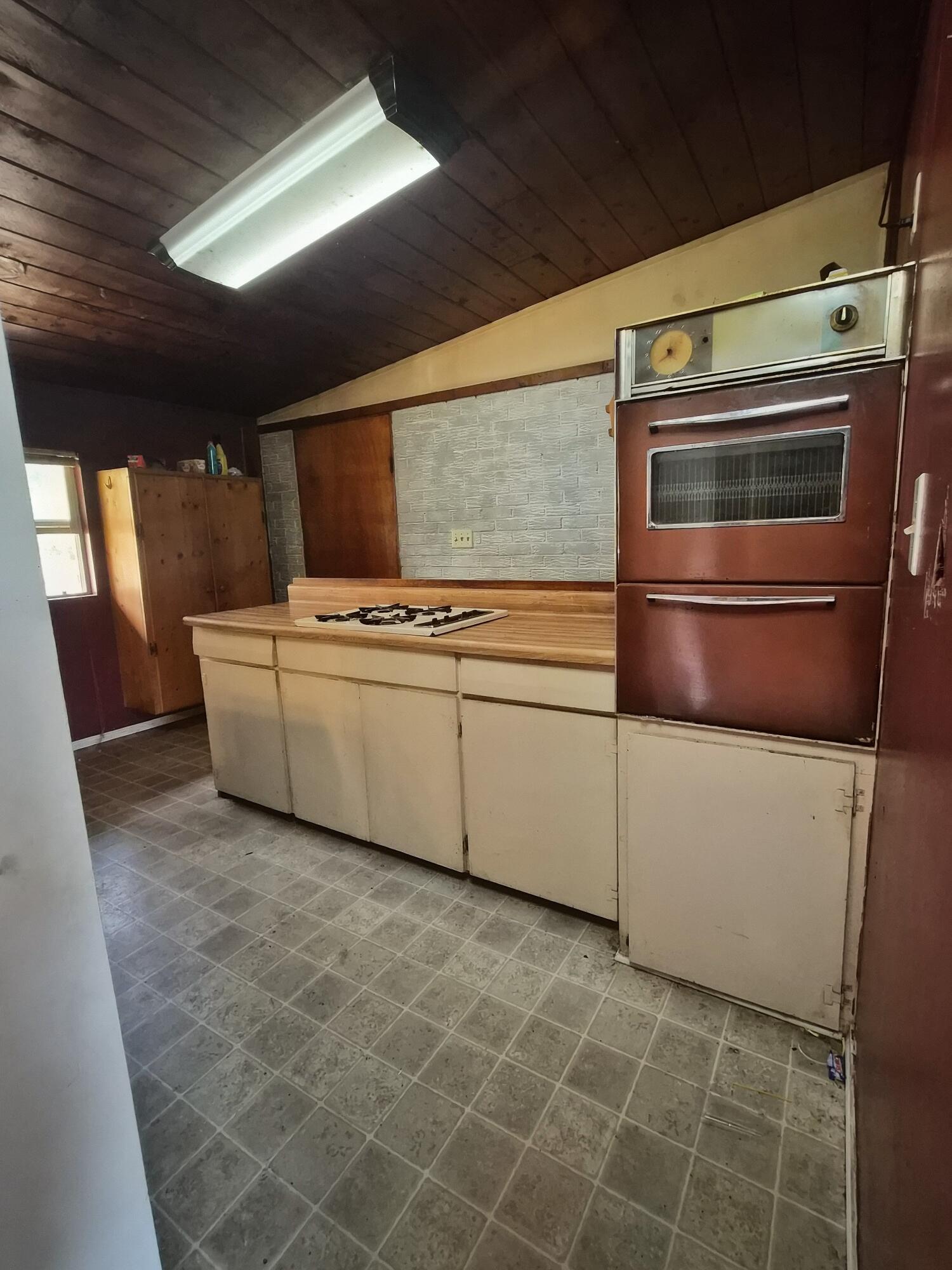 2700 Westbrook Drive Property Photo 6