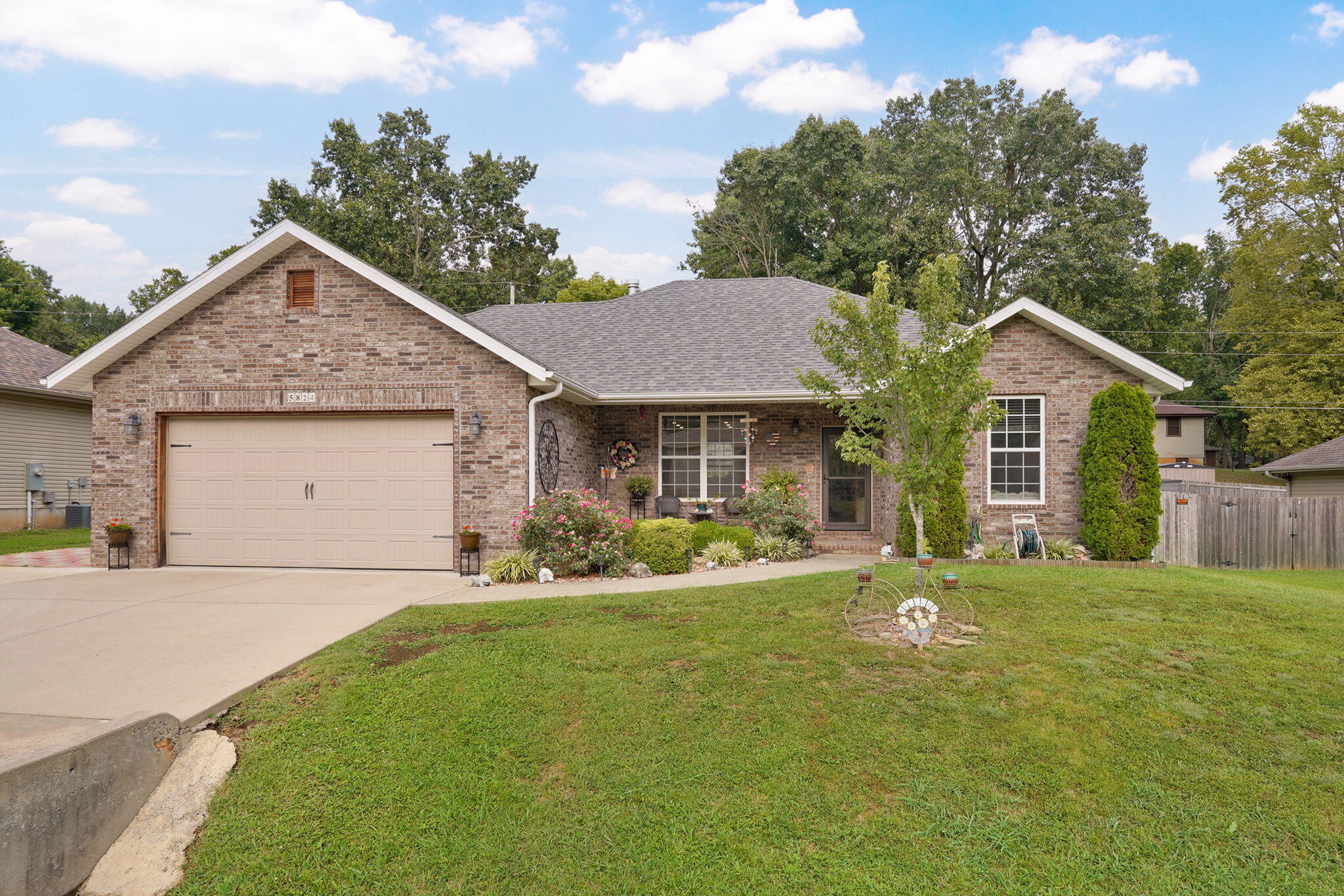 5824 South Geranium Lane Property Photo 2