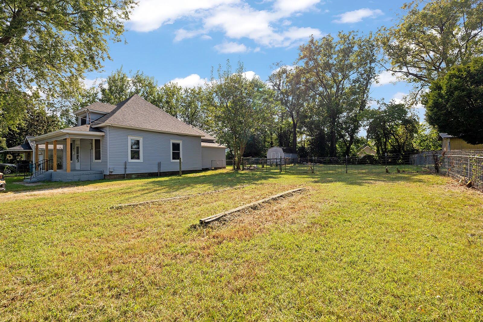 1223 North Forest Avenue Property Photo 3