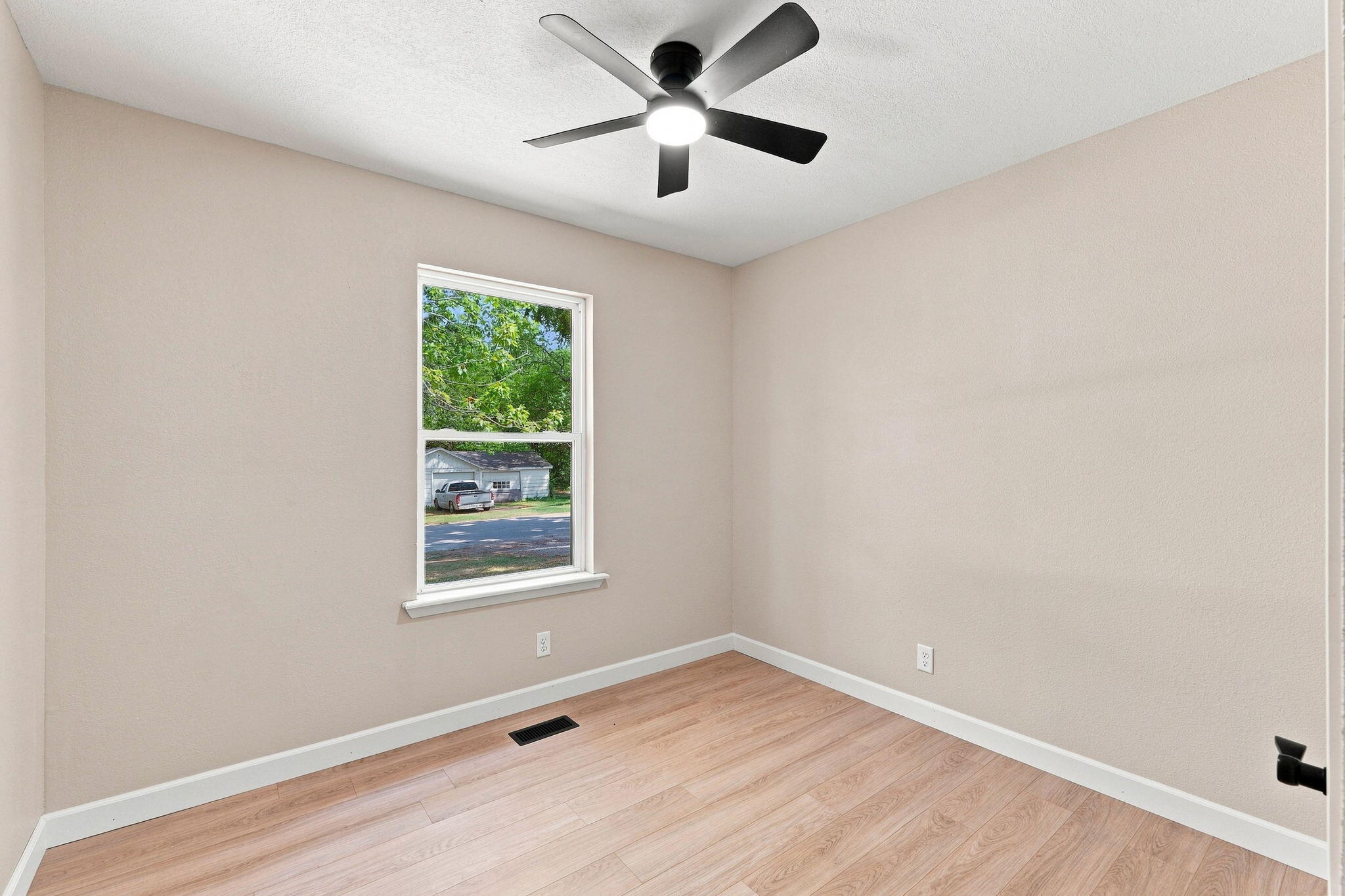516 East Springfield Street Property Photo 15