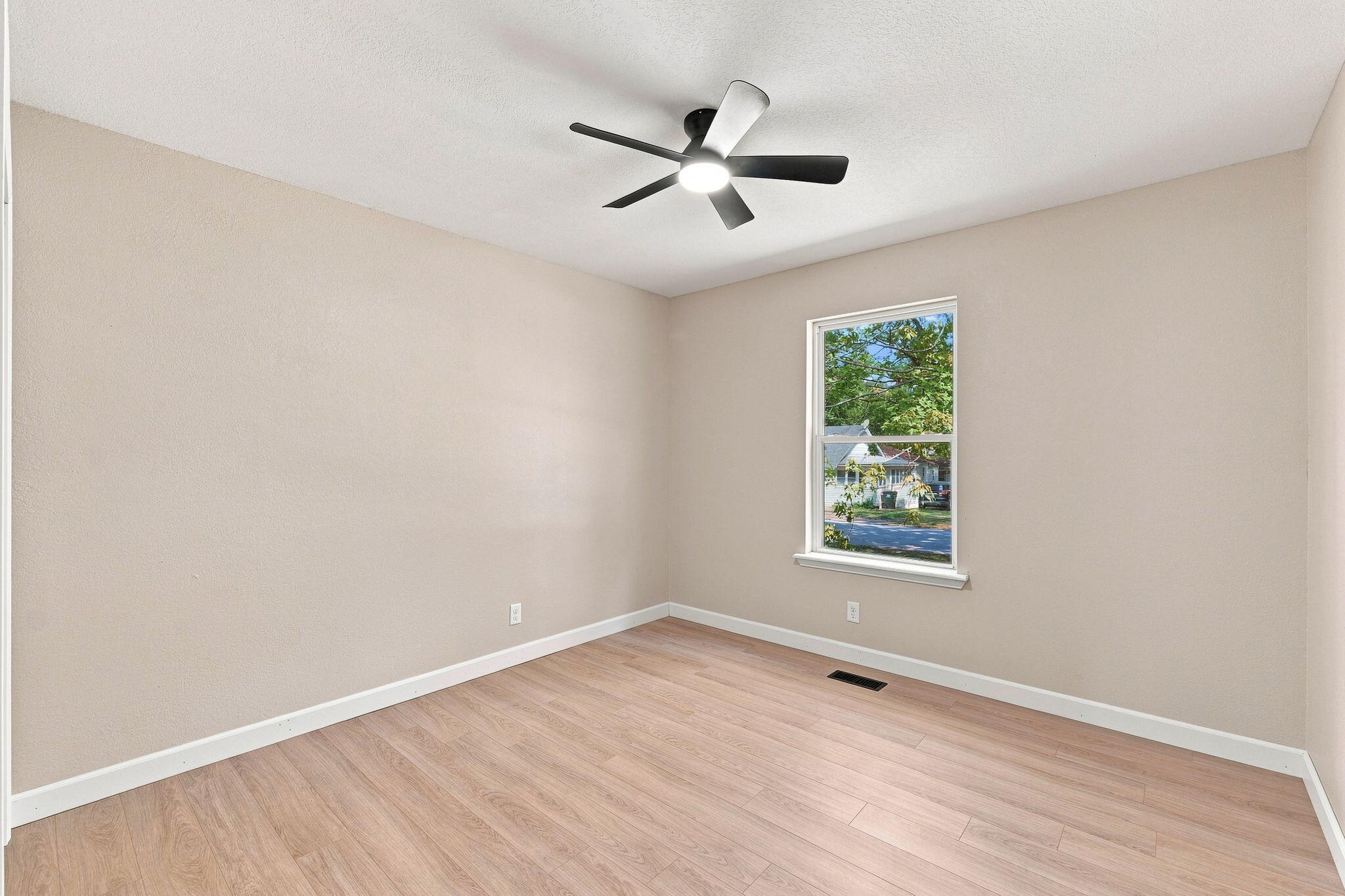 516 East Springfield Street Property Photo 17