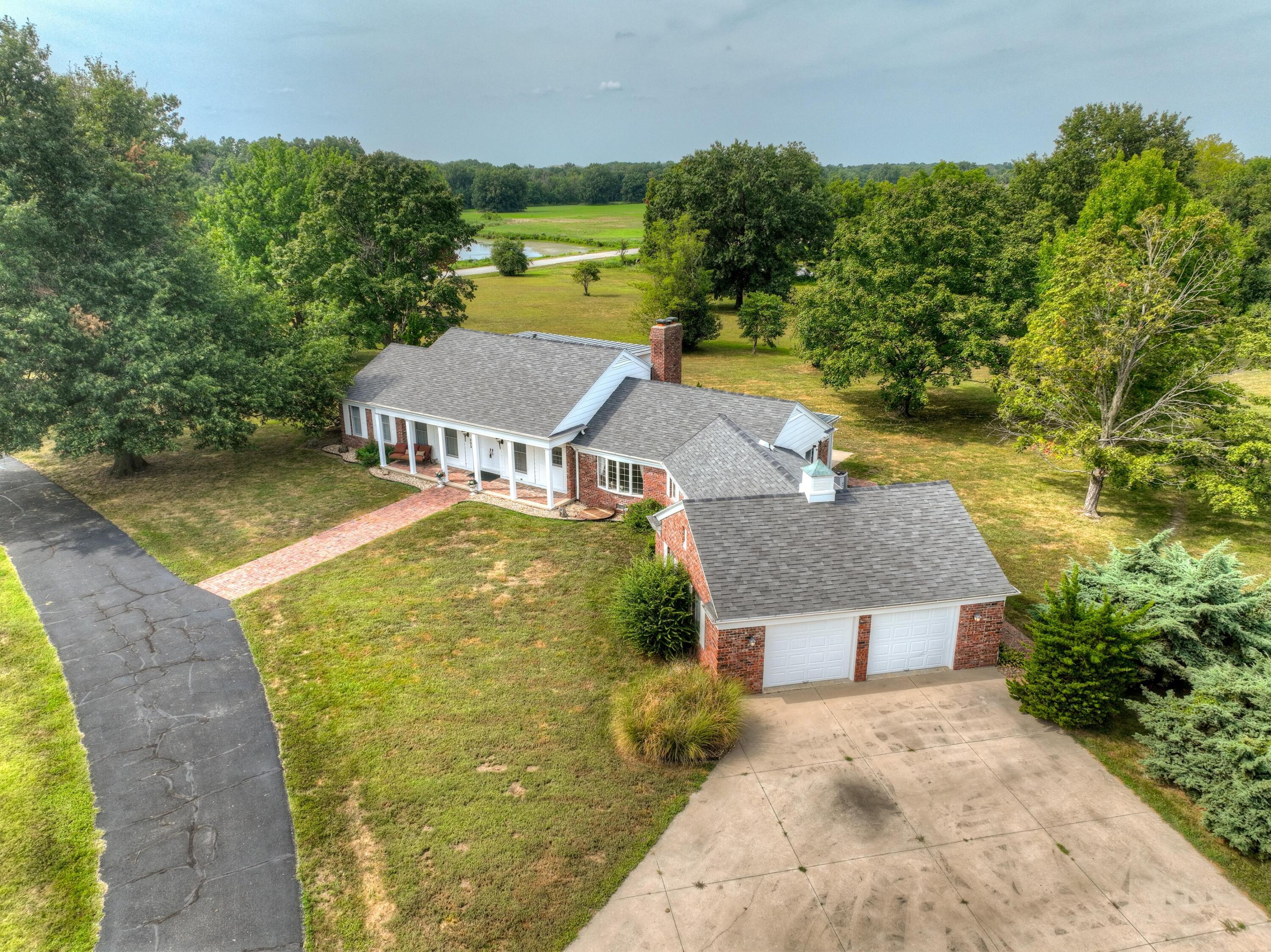 202 Gardner Drive Property Photo 3