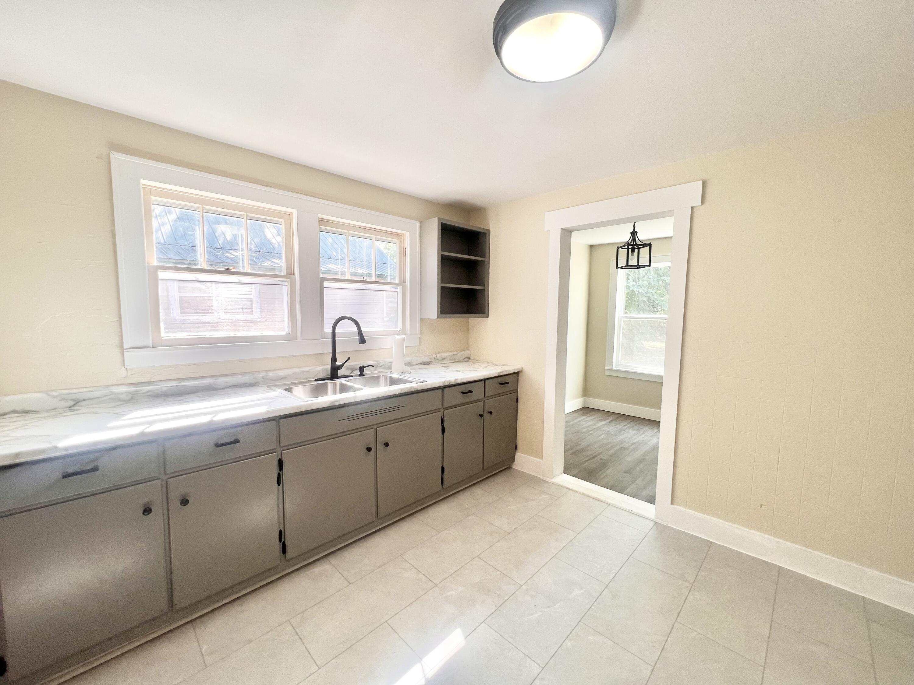 1010 West Cass Avenue Property Photo 8