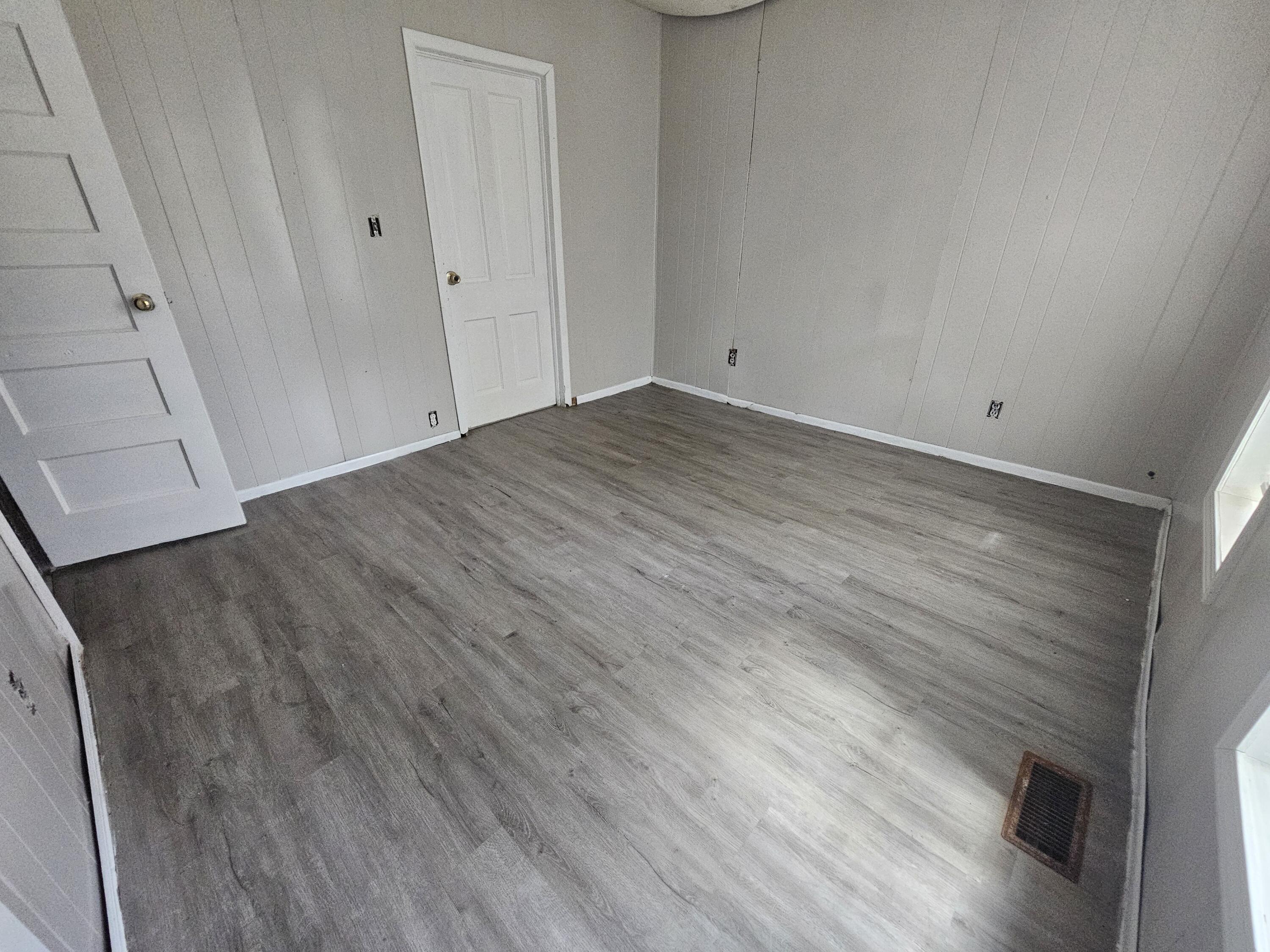 910 South Jackson Avenue Property Photo 5