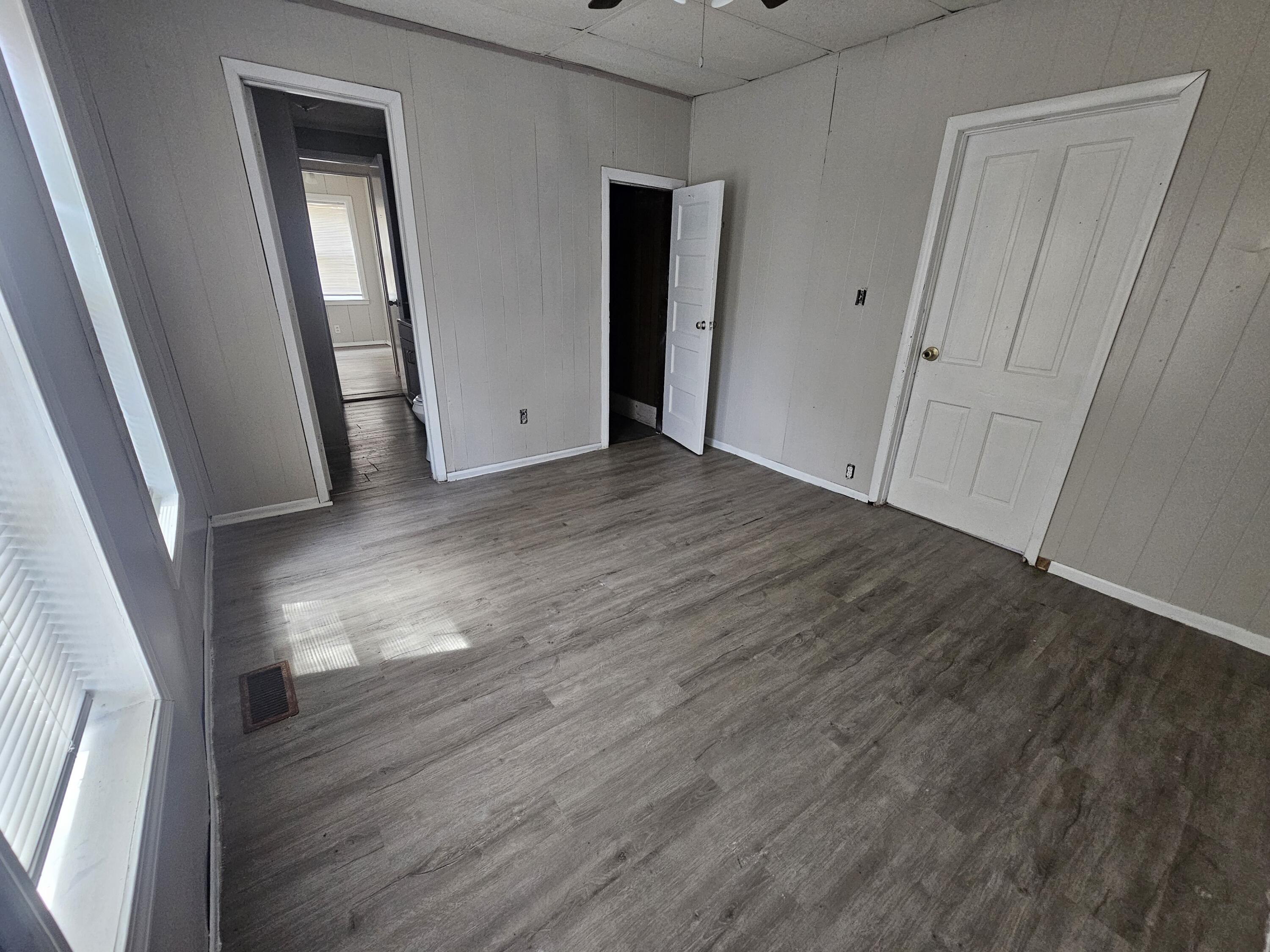 910 South Jackson Avenue Property Photo 6