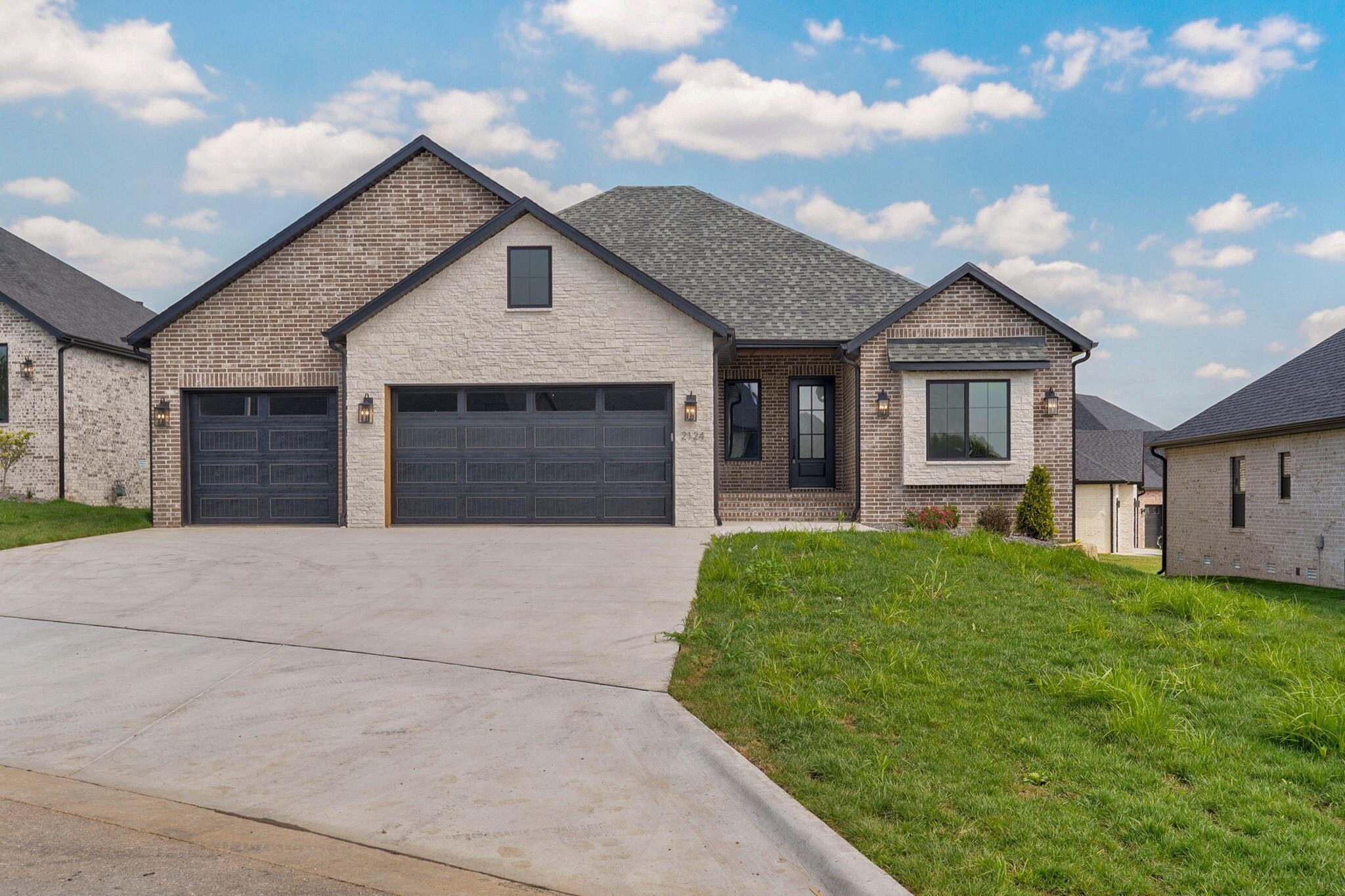 2124 North Sun Valley Drive Property Photo 1
