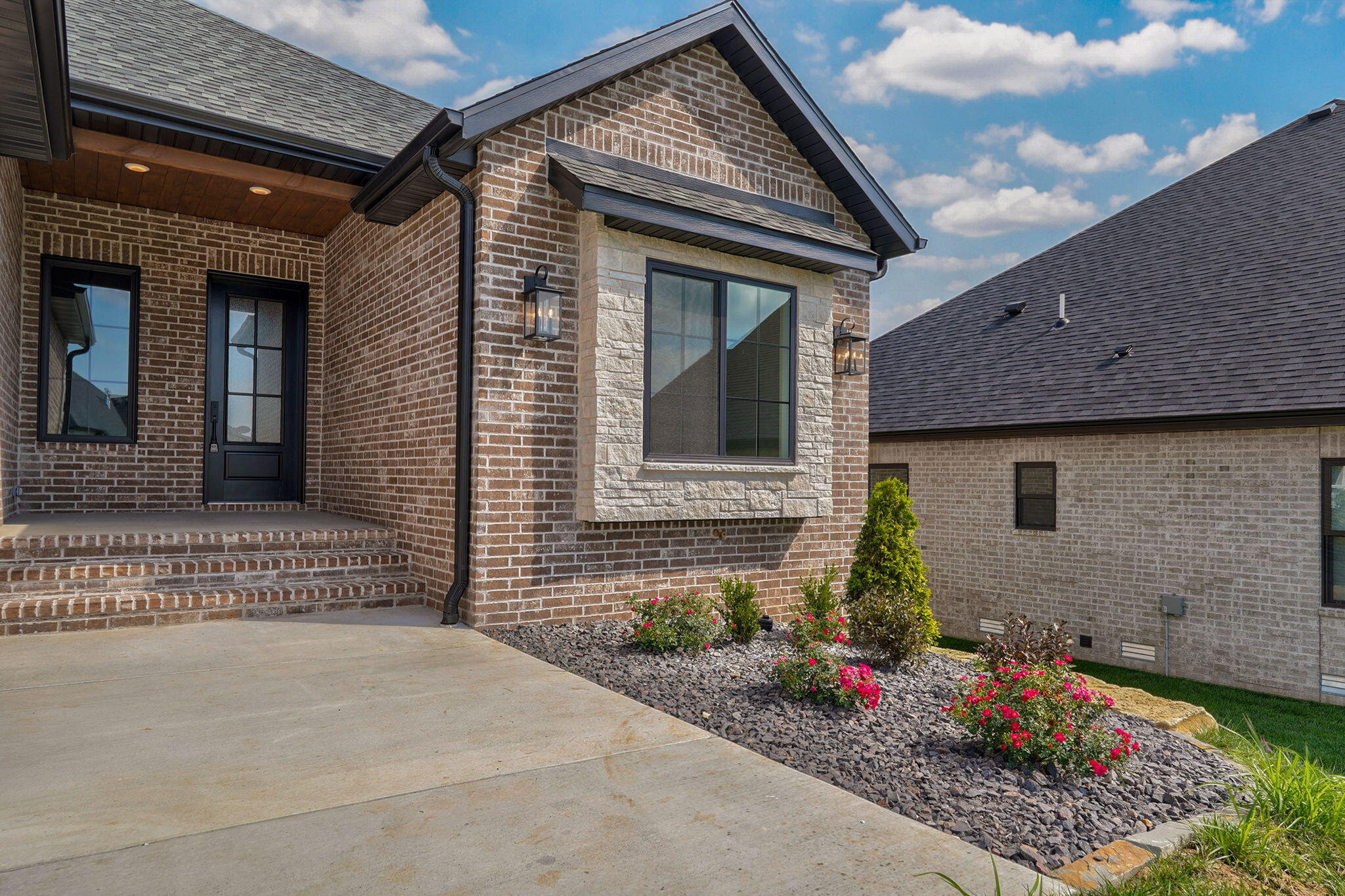 2124 North Sun Valley Drive Property Photo 4