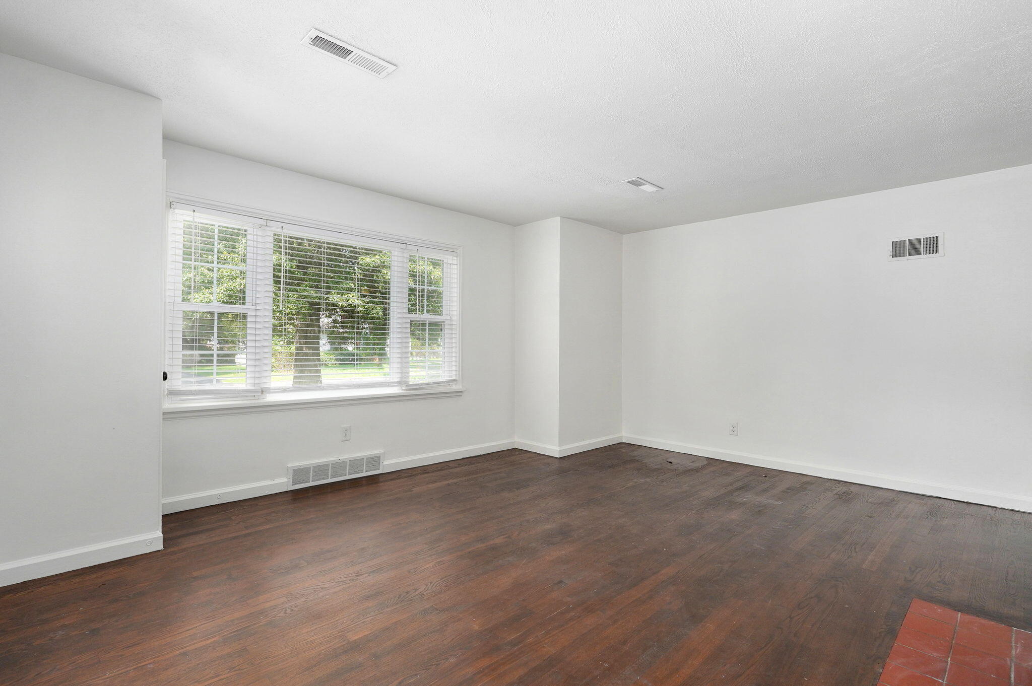 1518 South Kentwood Avenue Property Photo 3