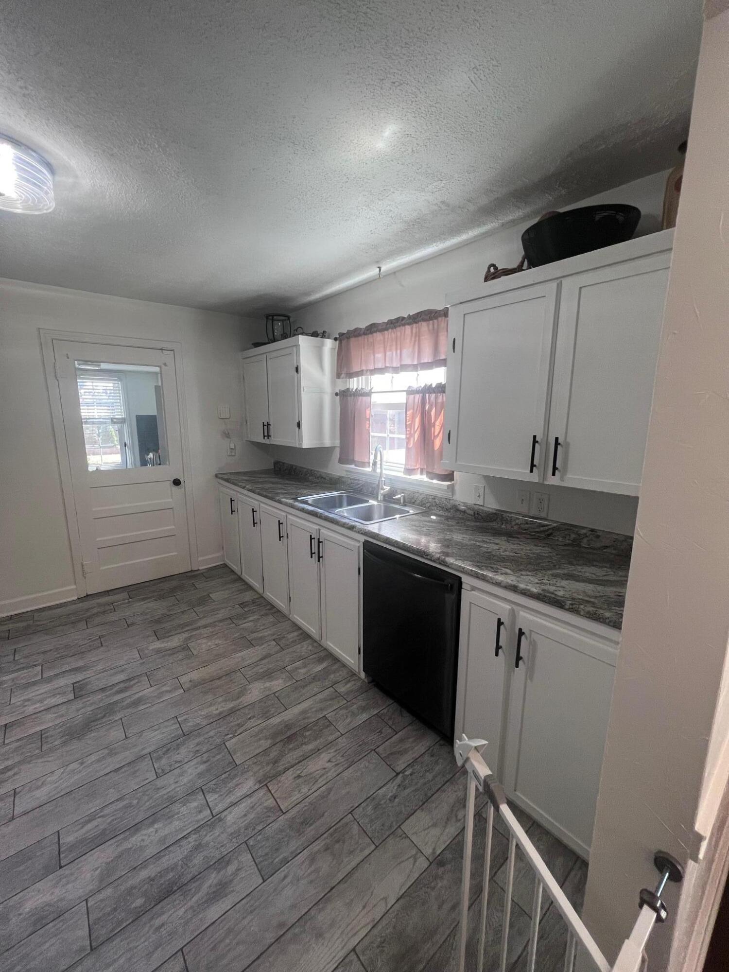 1518 South Kentwood Avenue Property Photo 8