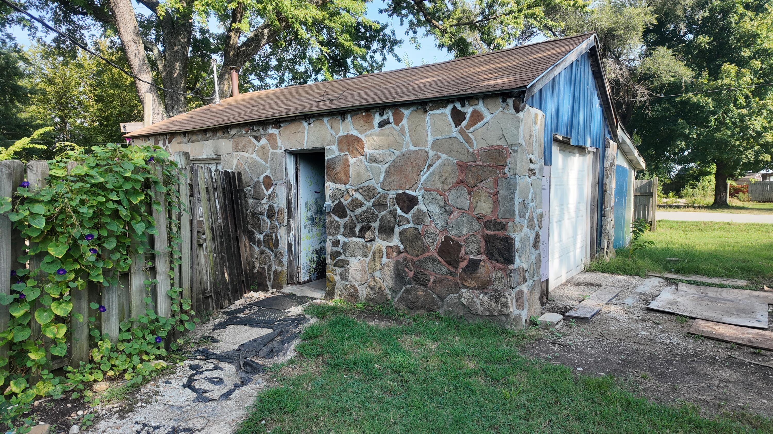 1947 North Old Orchard Avenue Property Photo 15