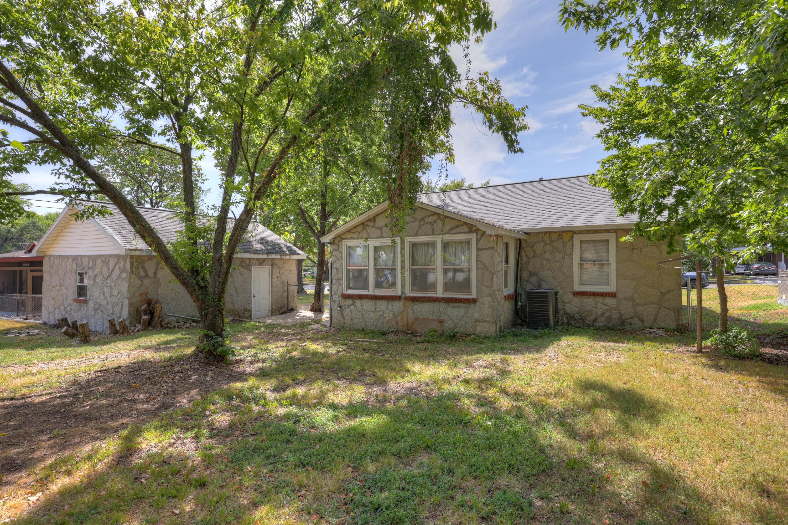 311 South Park Avenue Property Photo 4