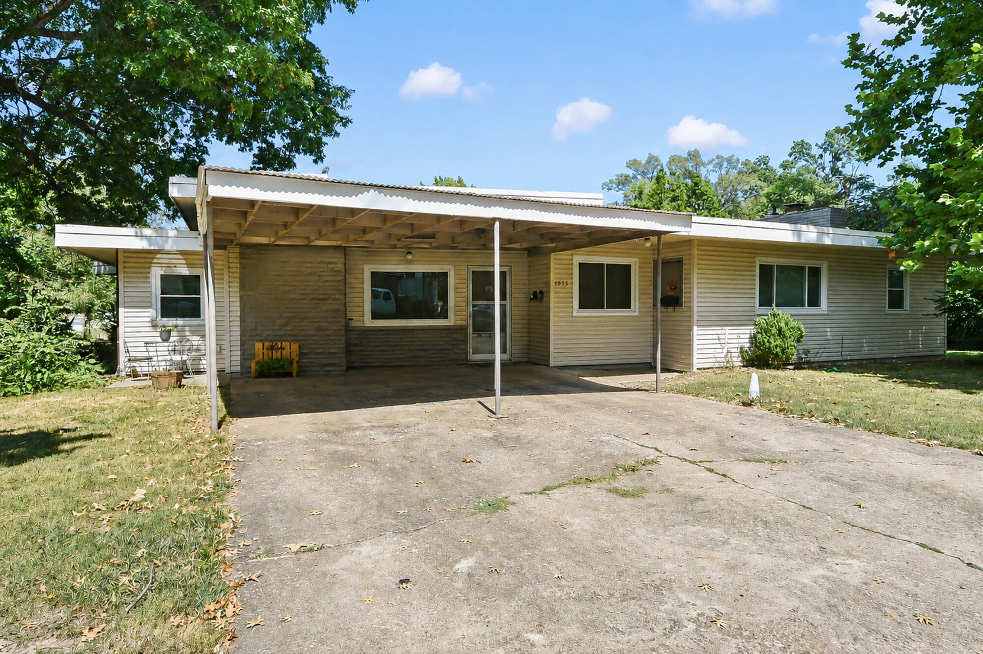 1035 East Linwood Terrace Property Photo 4