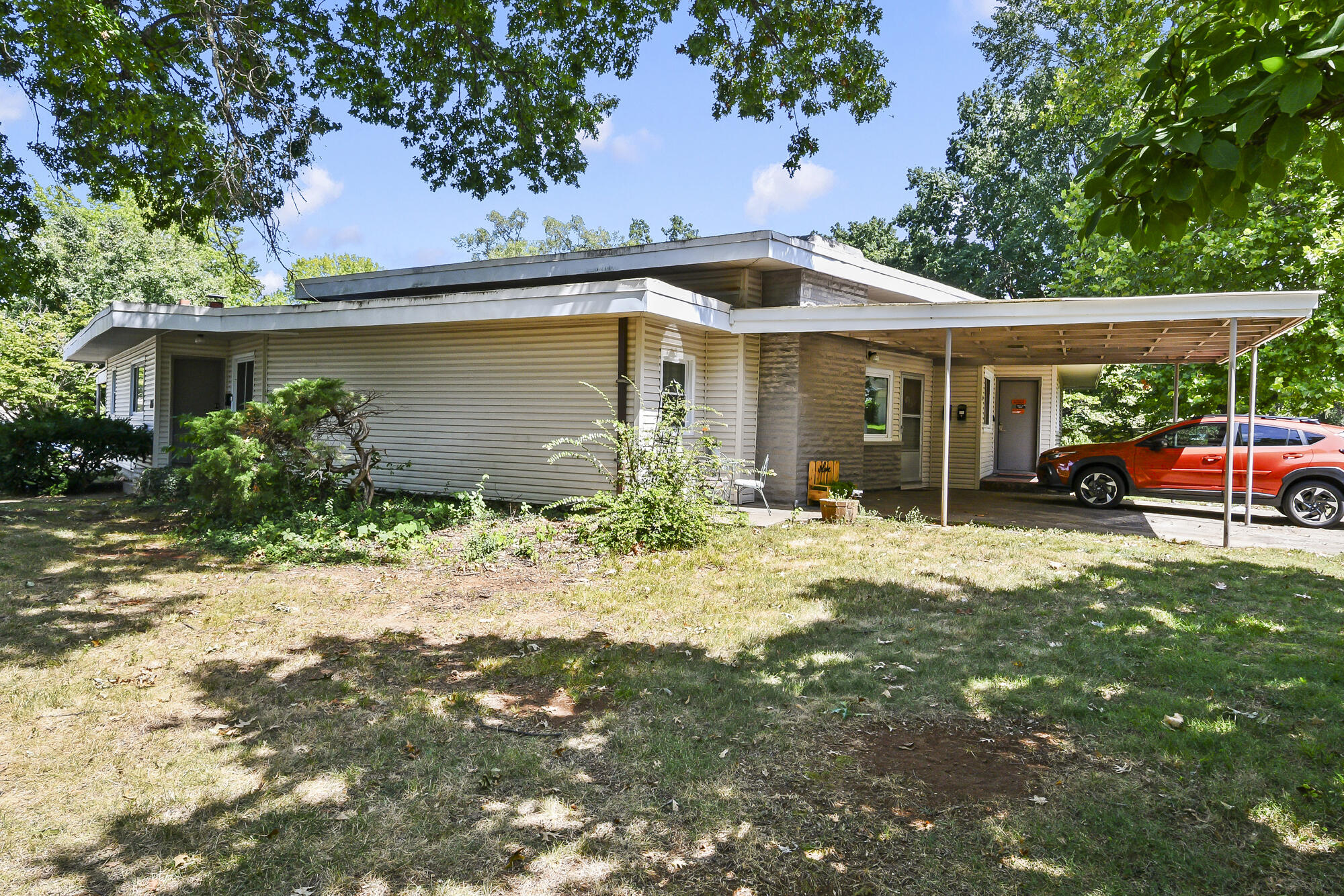 1035 East Linwood Terrace Property Photo 5