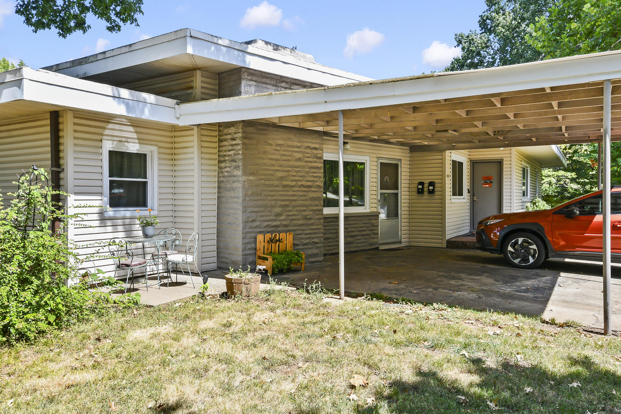 1035 East Linwood Terrace Property Photo 6