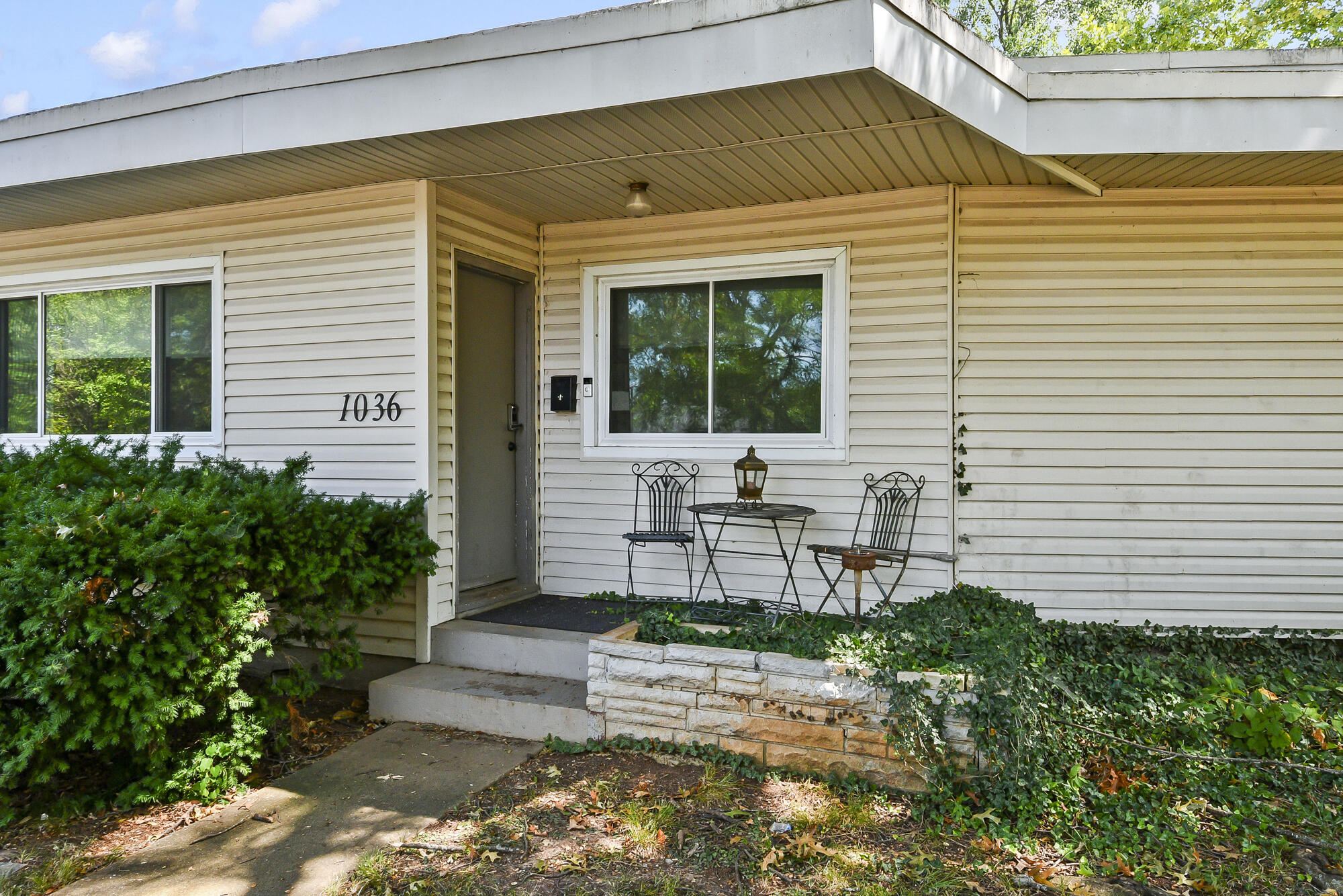 1035 East Linwood Terrace Property Photo 8