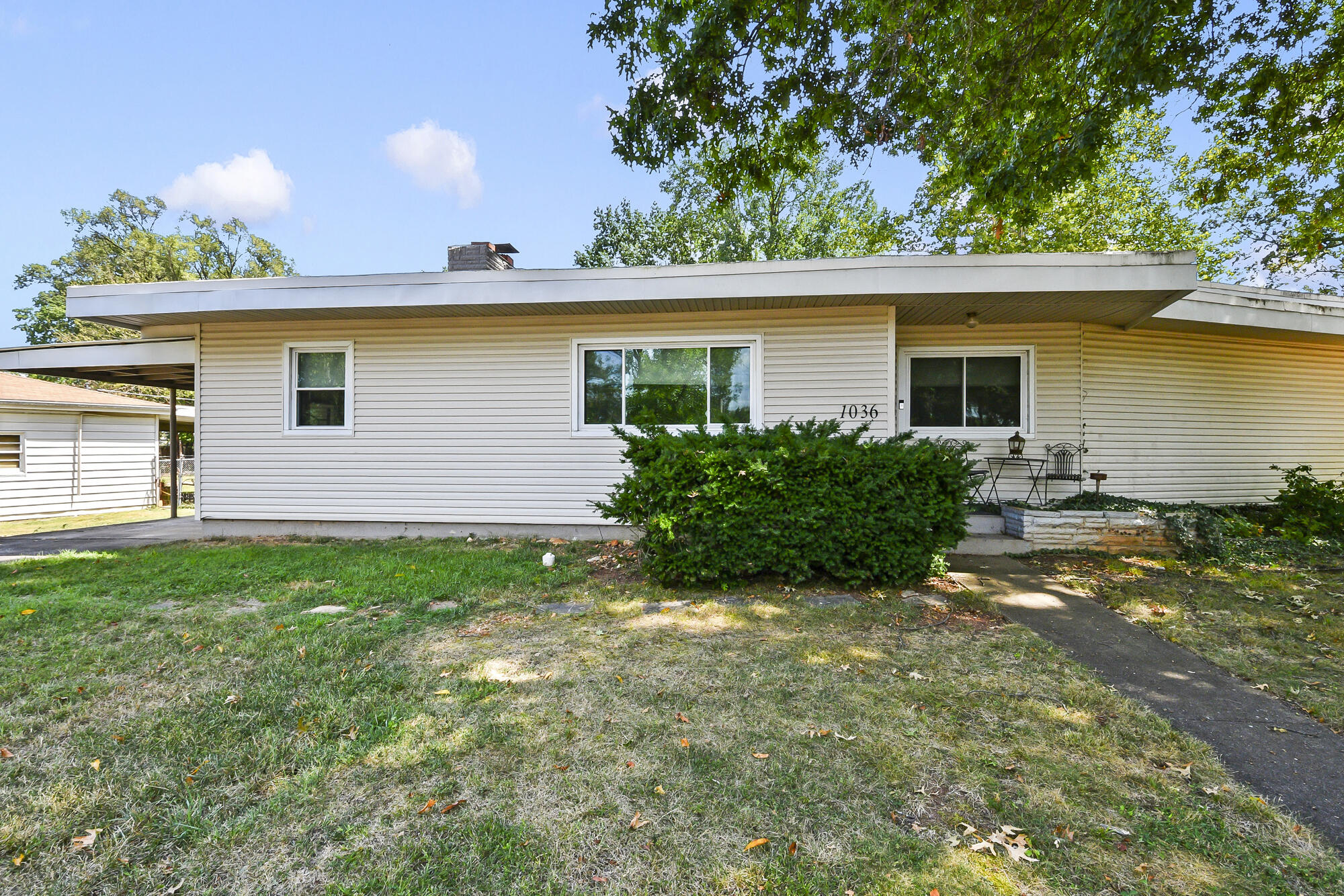 1035 East Linwood Terrace Property Photo 9