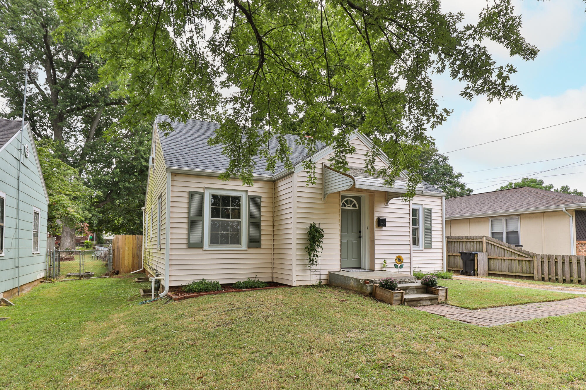 1138 South Fort Avenue Property Photo 3
