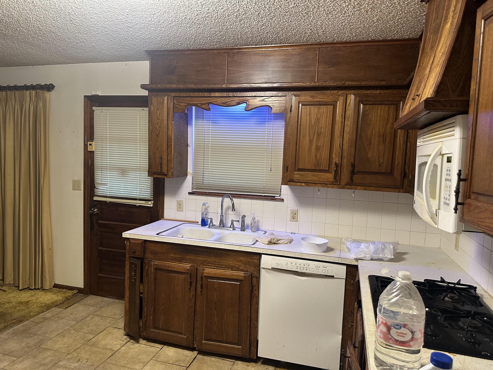 201 South Saint Louis Avenue Property Photo 5