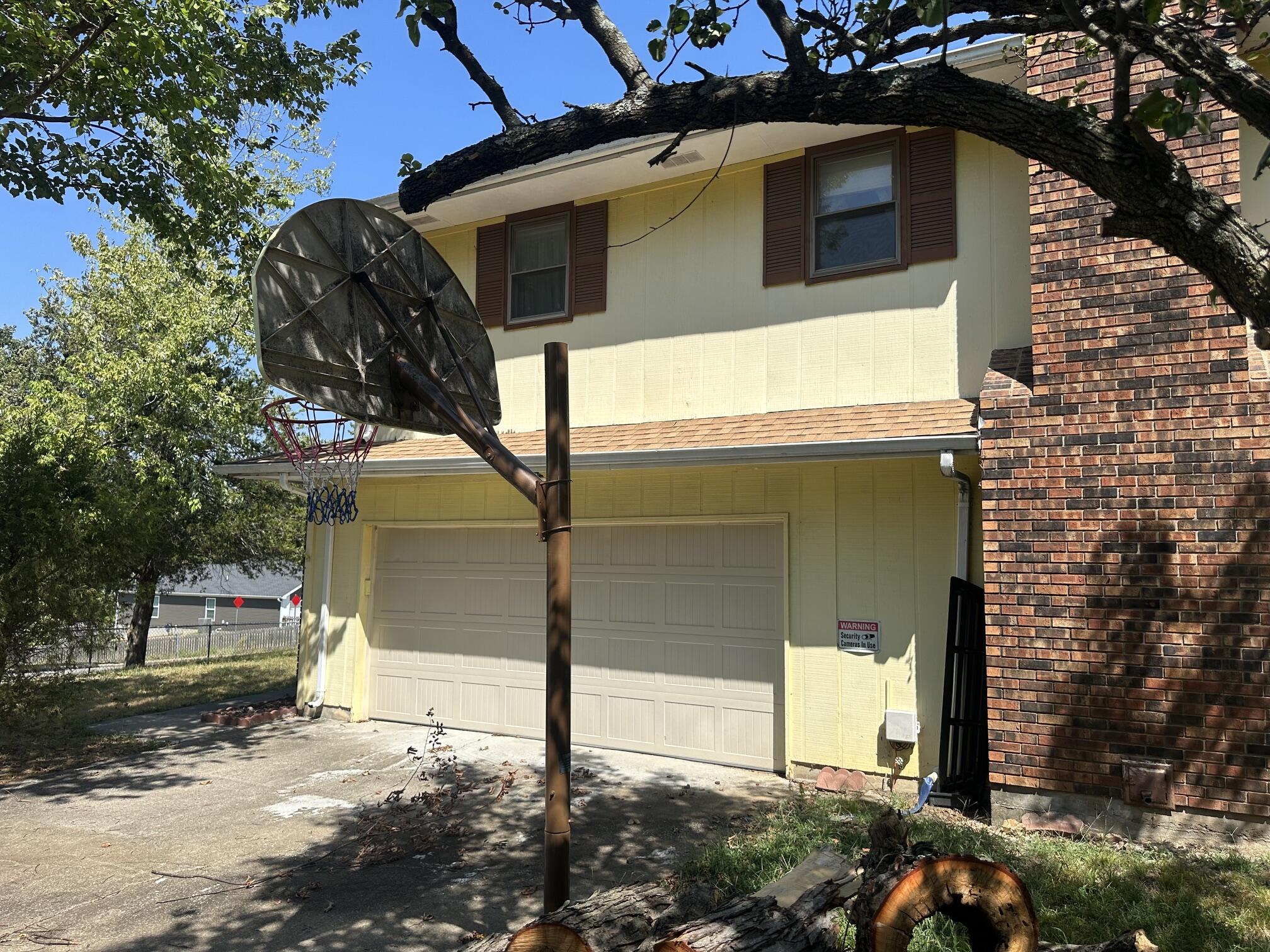 201 South Saint Louis Avenue Property Photo 15