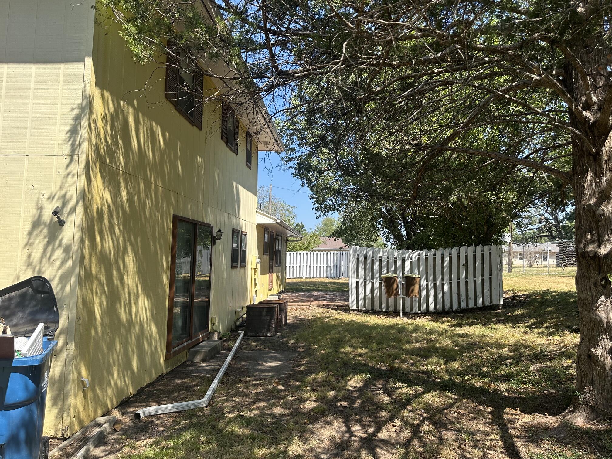 201 South Saint Louis Avenue Property Photo 16