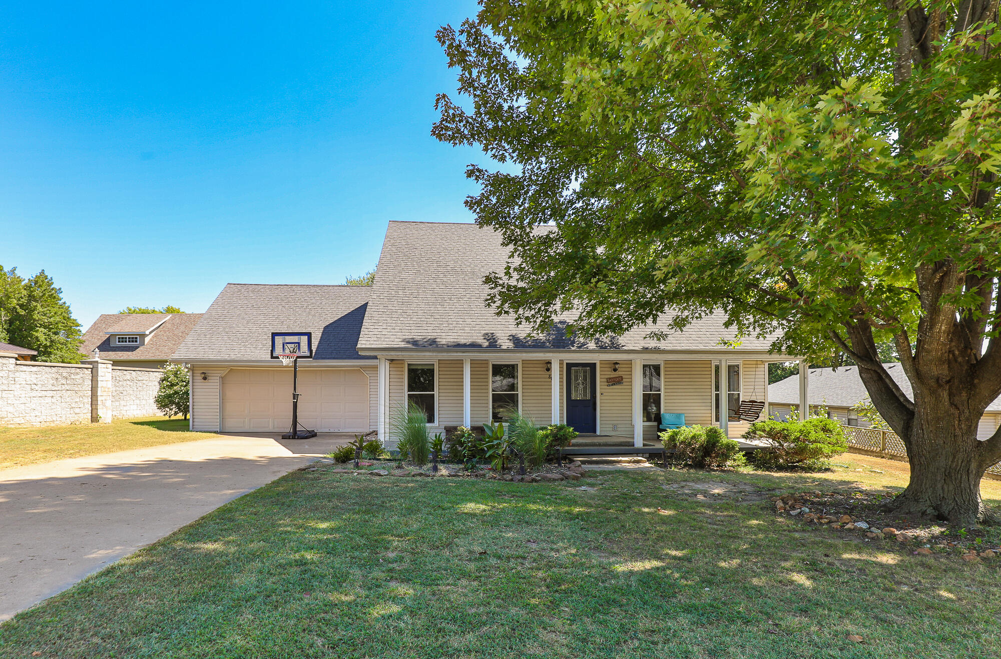 880 Redel Place Property Photo 1