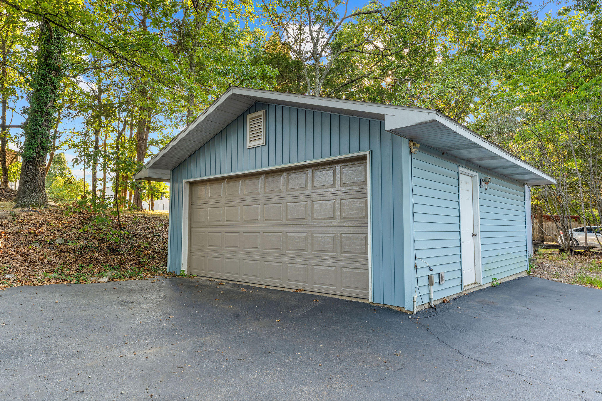 100 Cherokee Drive Property Photo 3