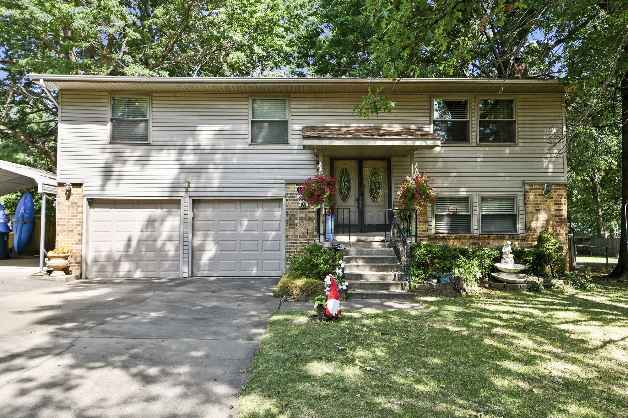 3329 West Countryside Drive Property Photo 1