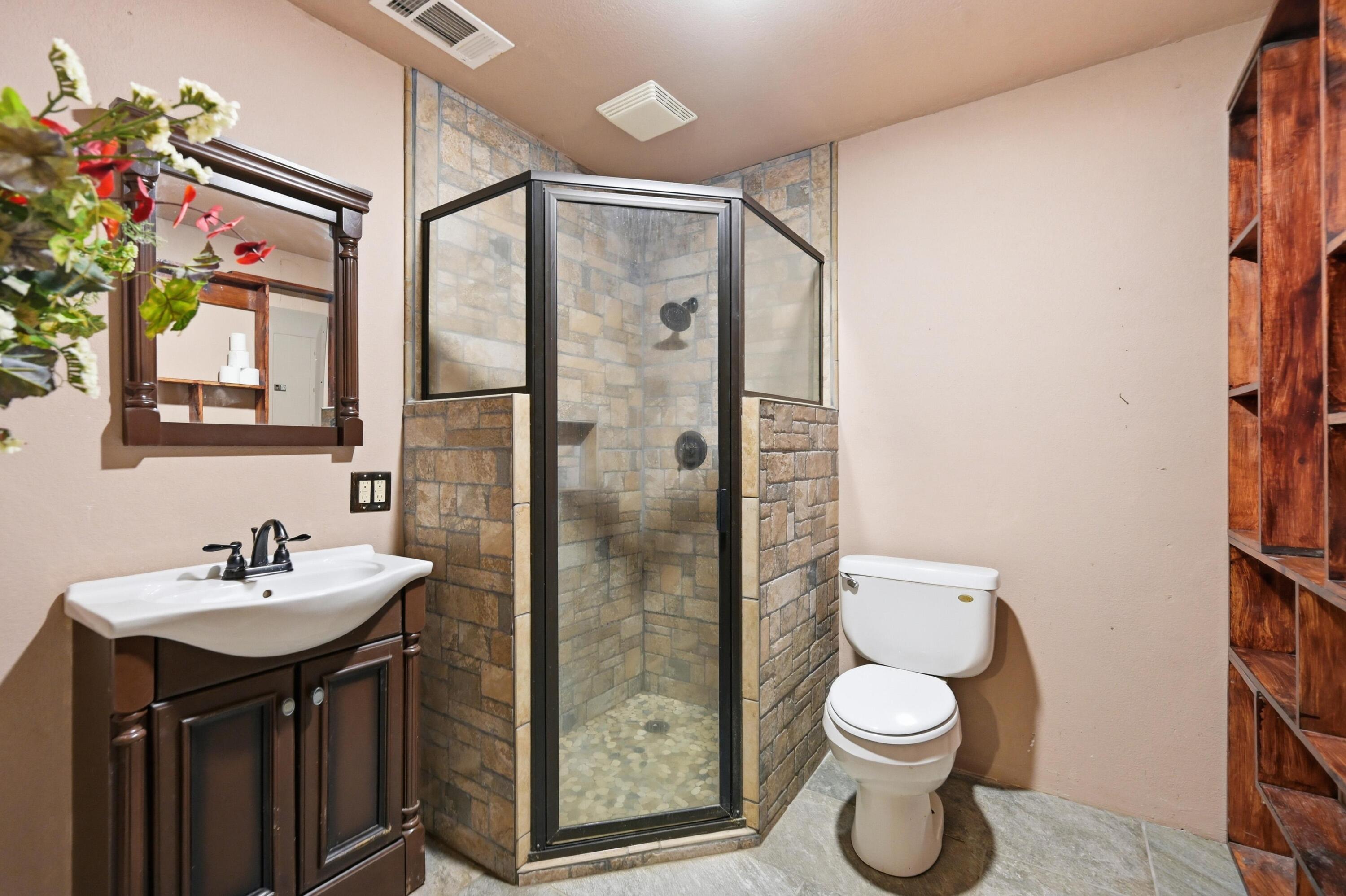 212 East Washington Avenue Property Photo 14