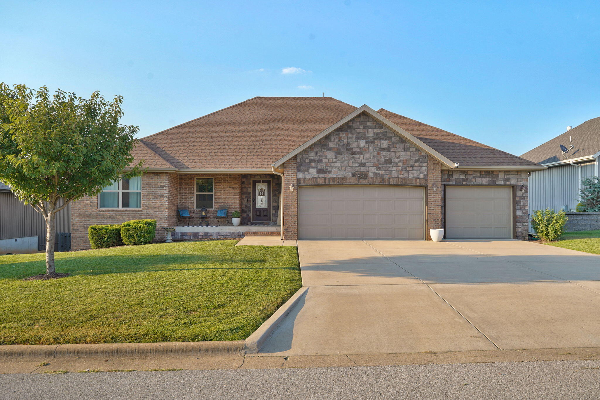 2741 West Fishhook Avenue Property Photo 1