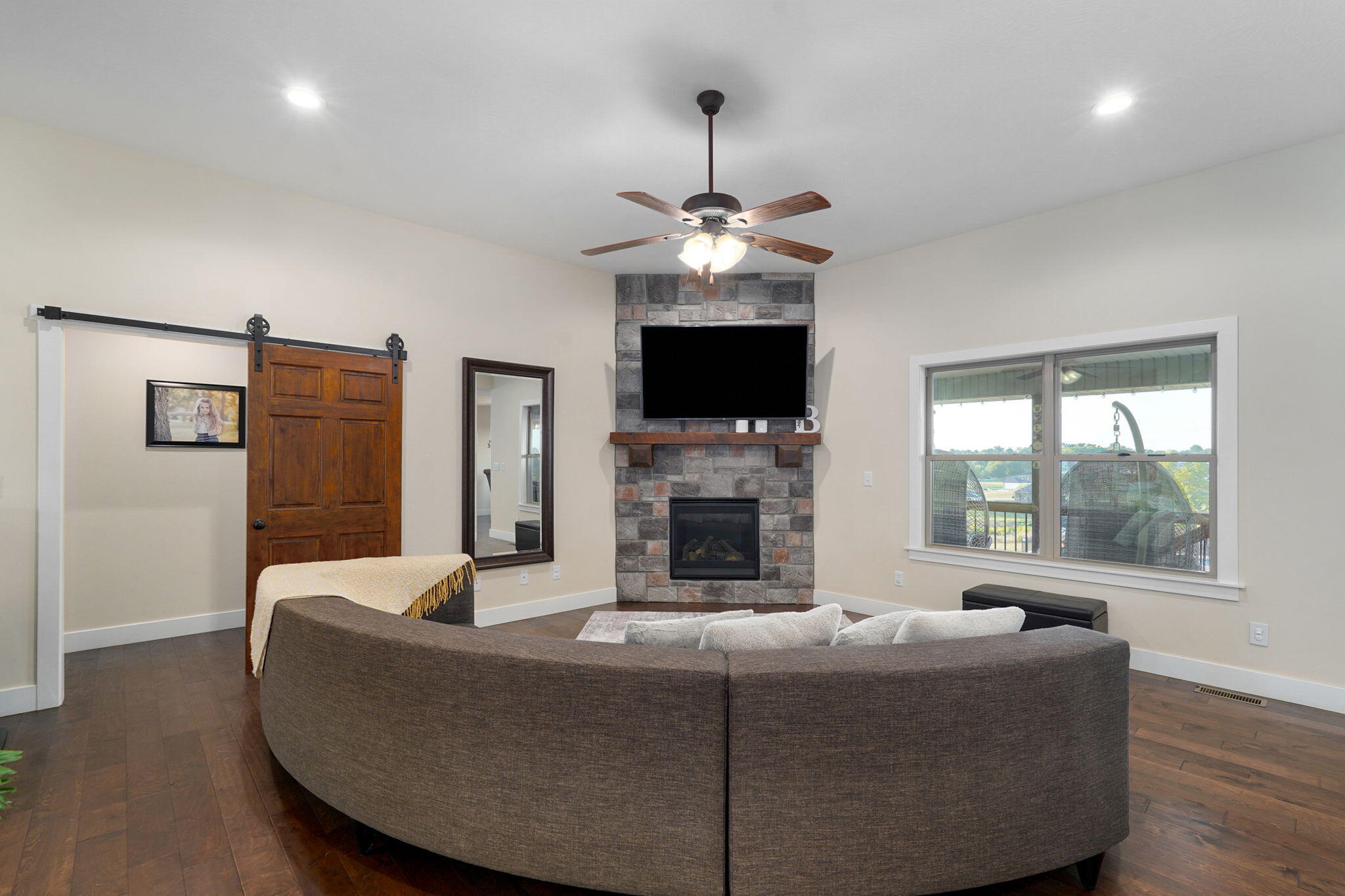 2741 West Fishhook Avenue Property Photo 5