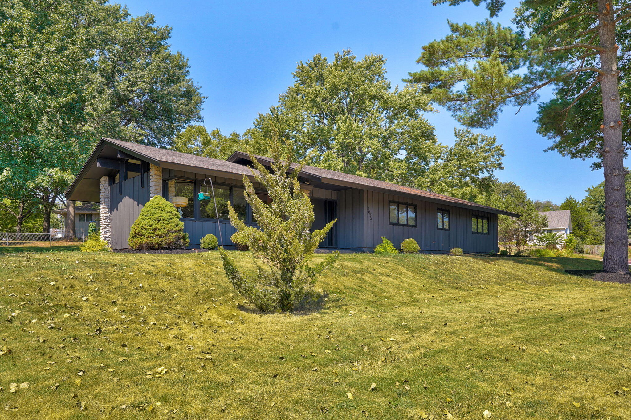 2025 South Arlington Terrace Property Photo 2