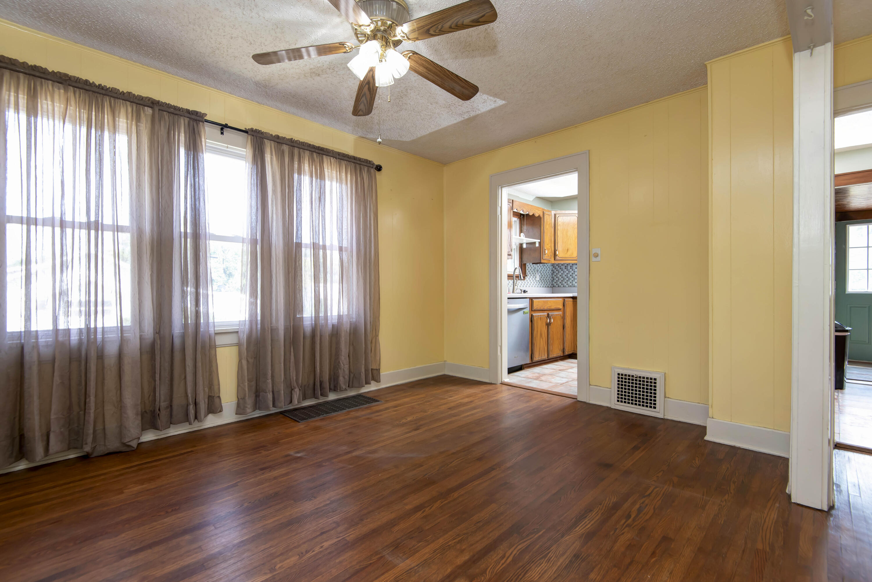 2424 North Broadway Avenue Property Photo 10