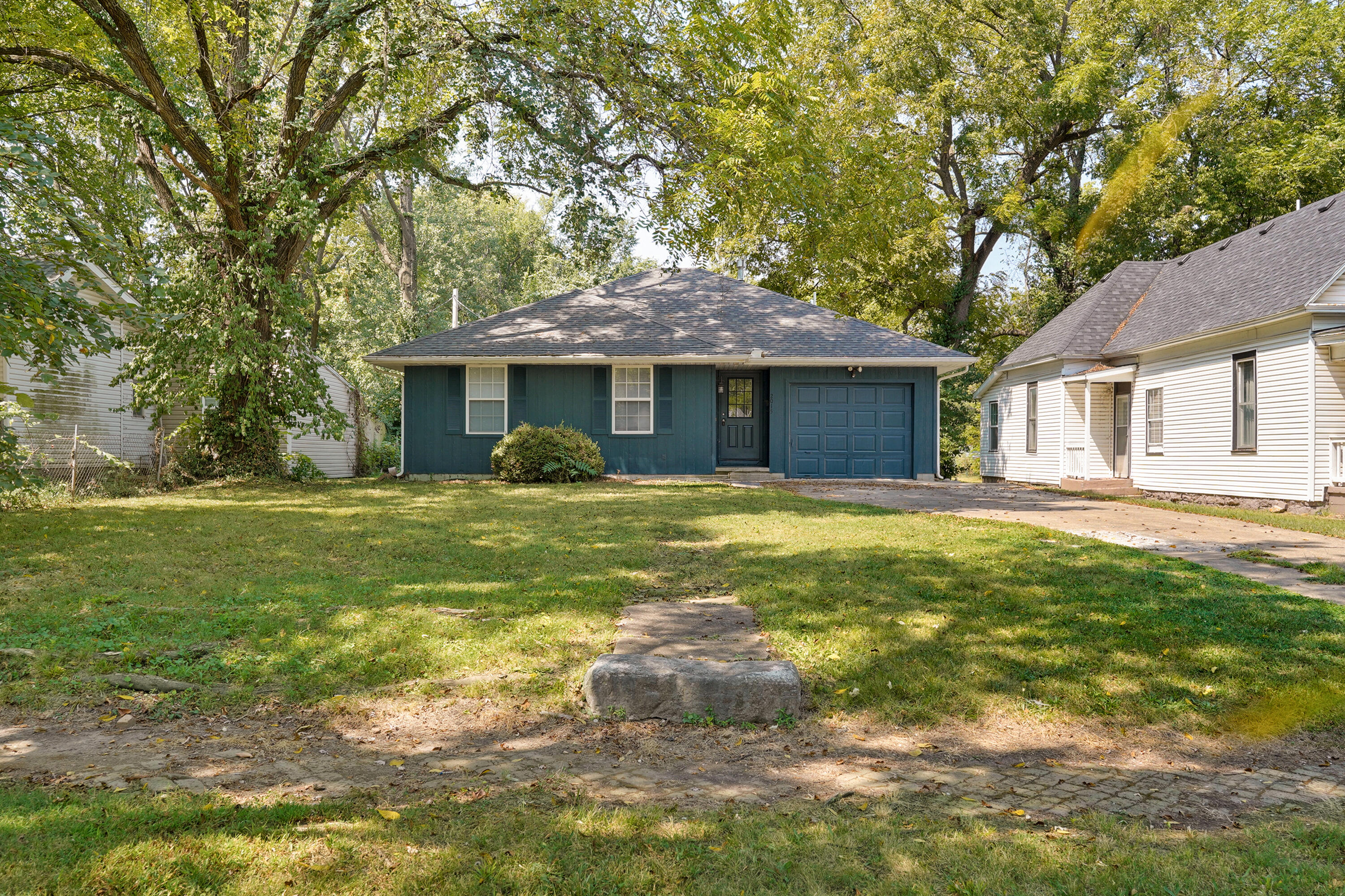 2015 North Benton Avenue Property Photo 12