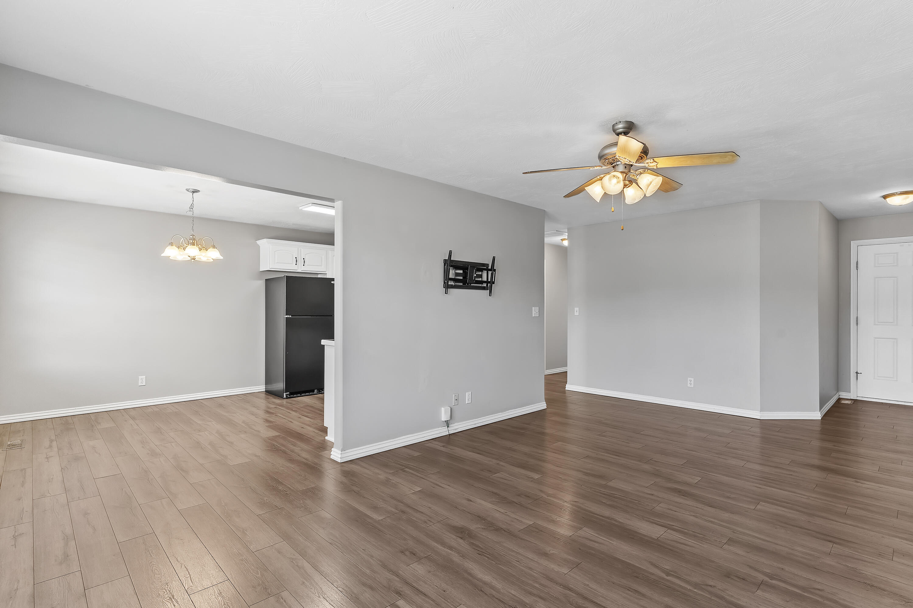 4427 West Nicholas Street Property Photo 6