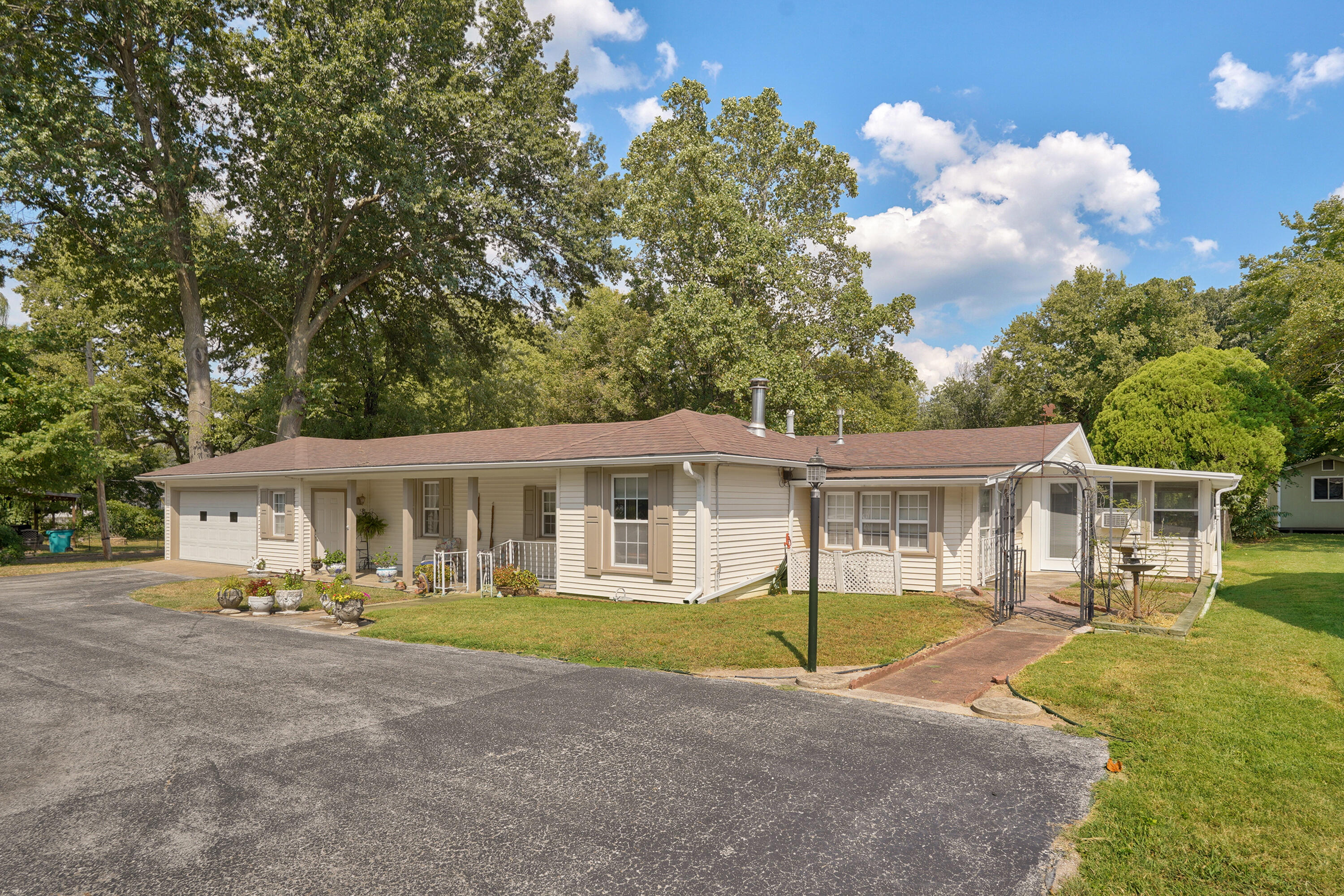 1908 South Holland Avenue Property Photo 1