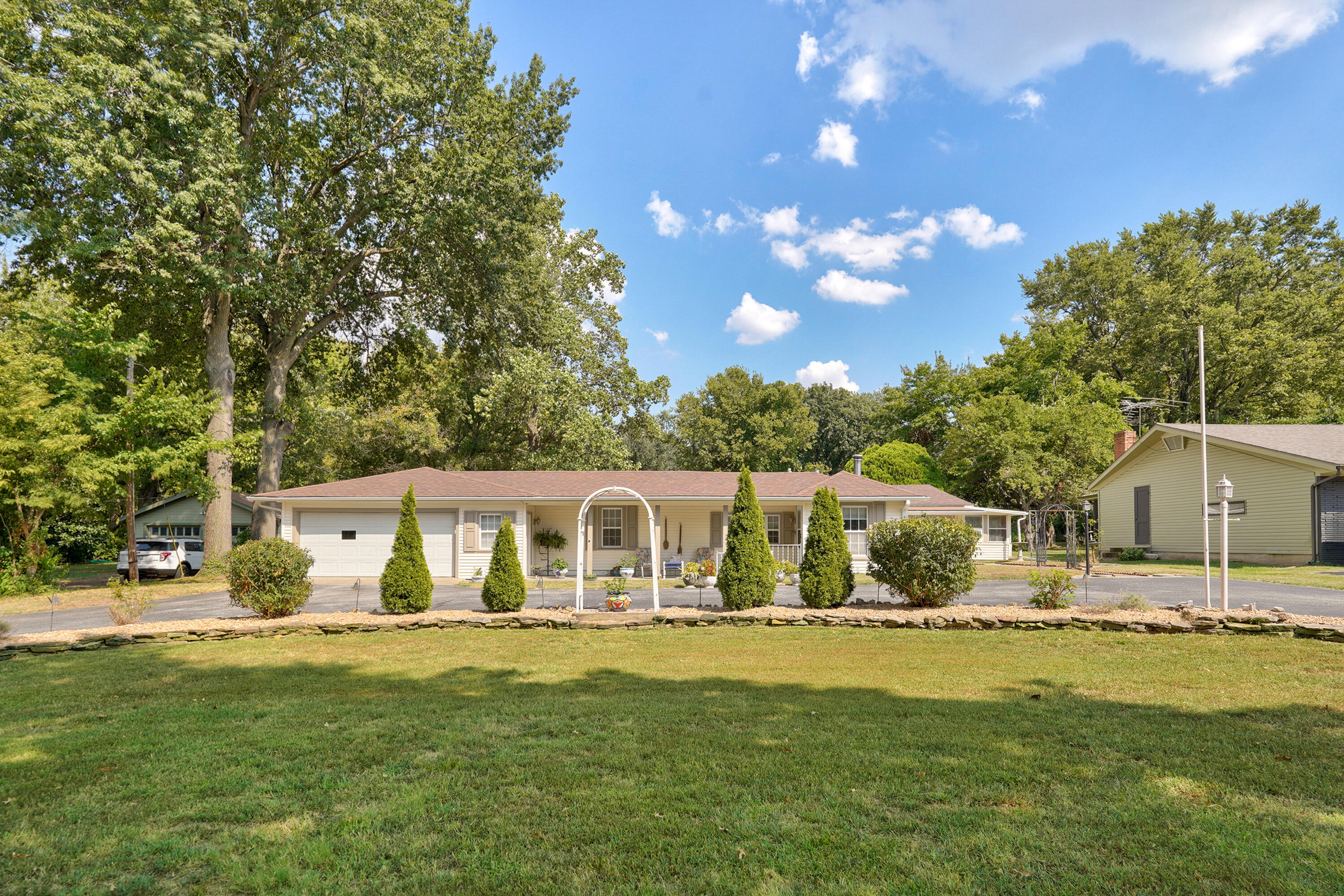 1908 South Holland Avenue Property Photo 2
