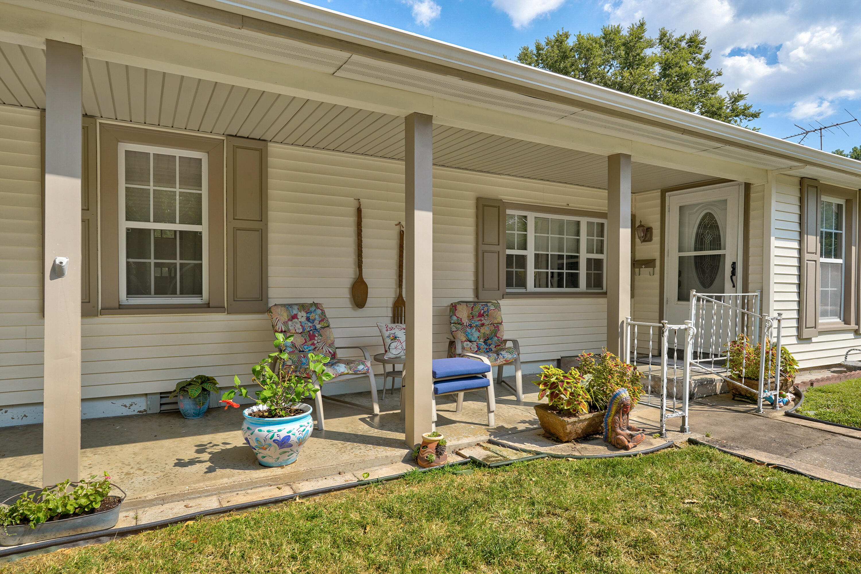 1908 South Holland Avenue Property Photo 6