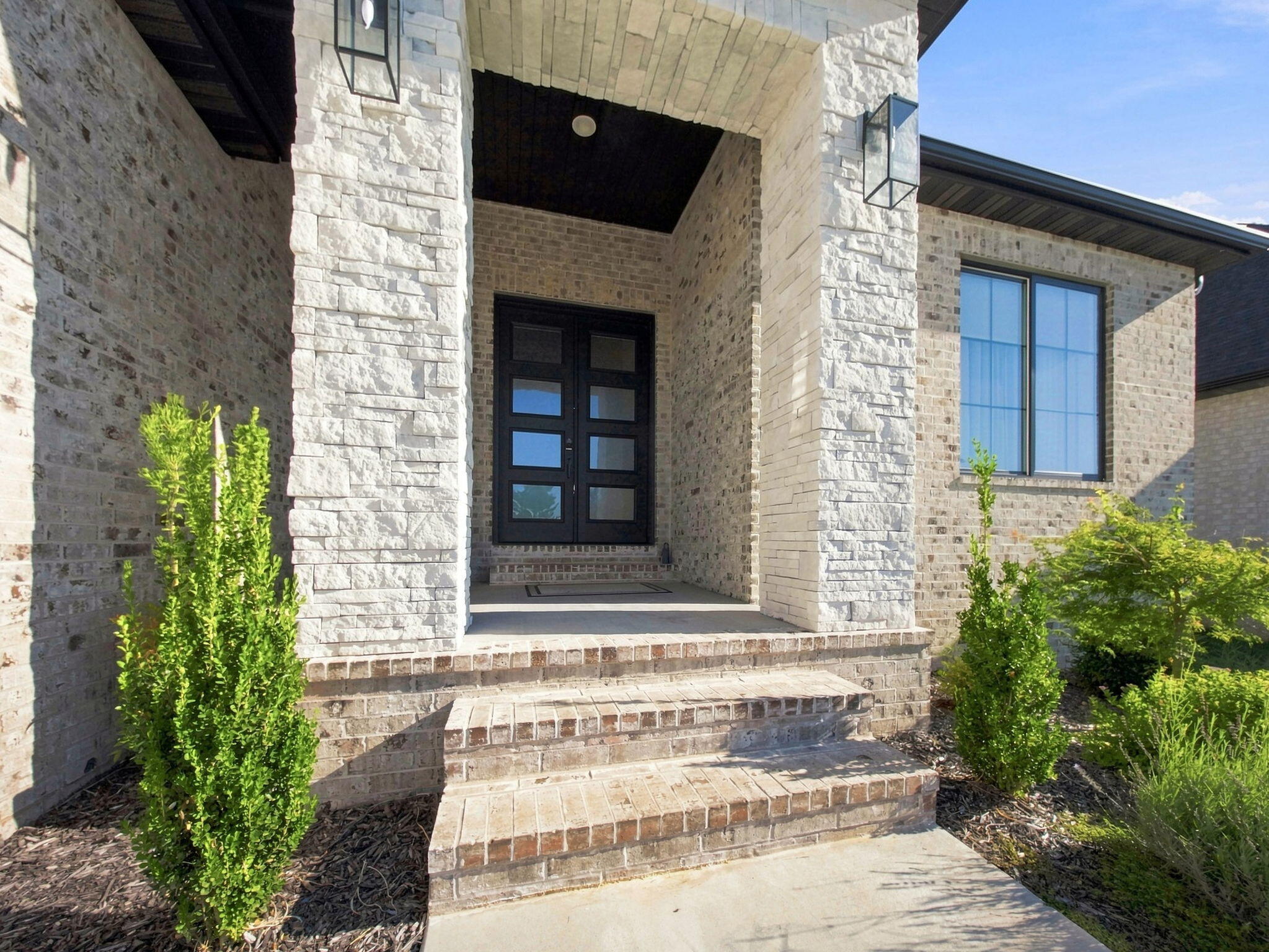 3925 East Woodhue Street Property Photo 6