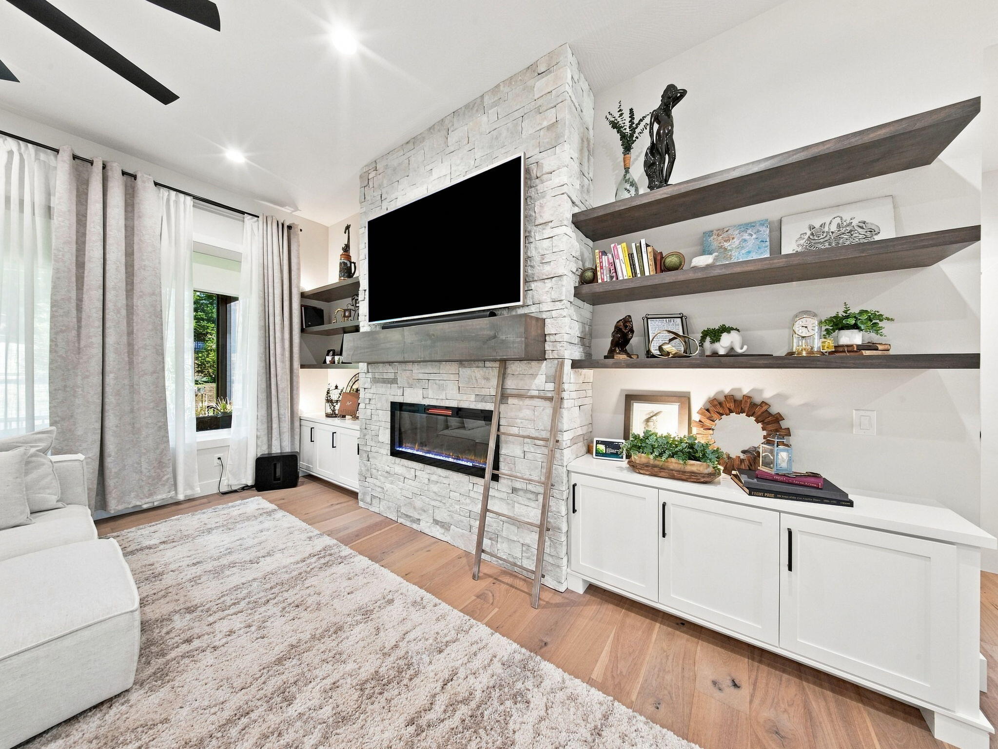 3925 East Woodhue Street Property Photo 14