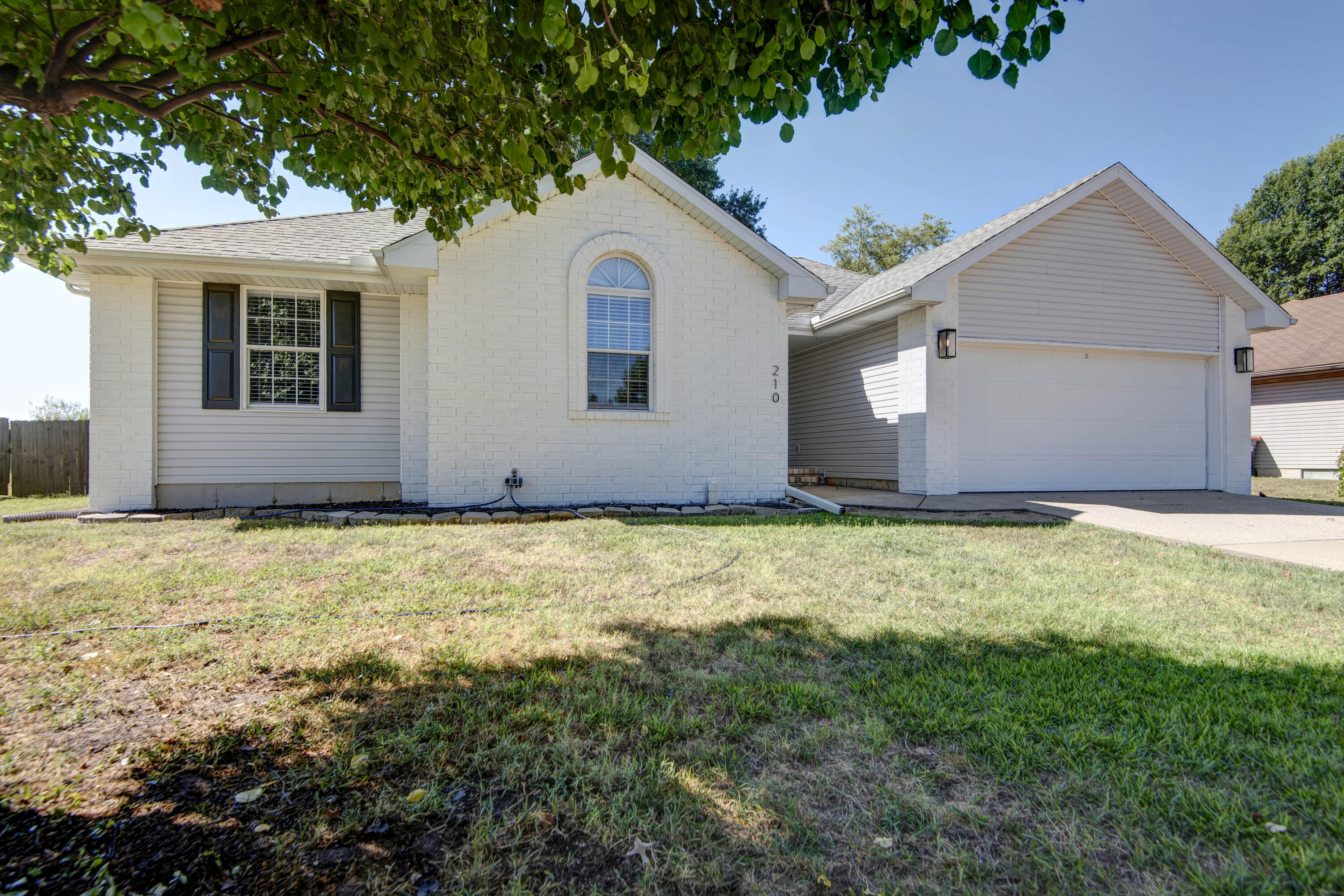 210 East Robin Road Property Photo 1