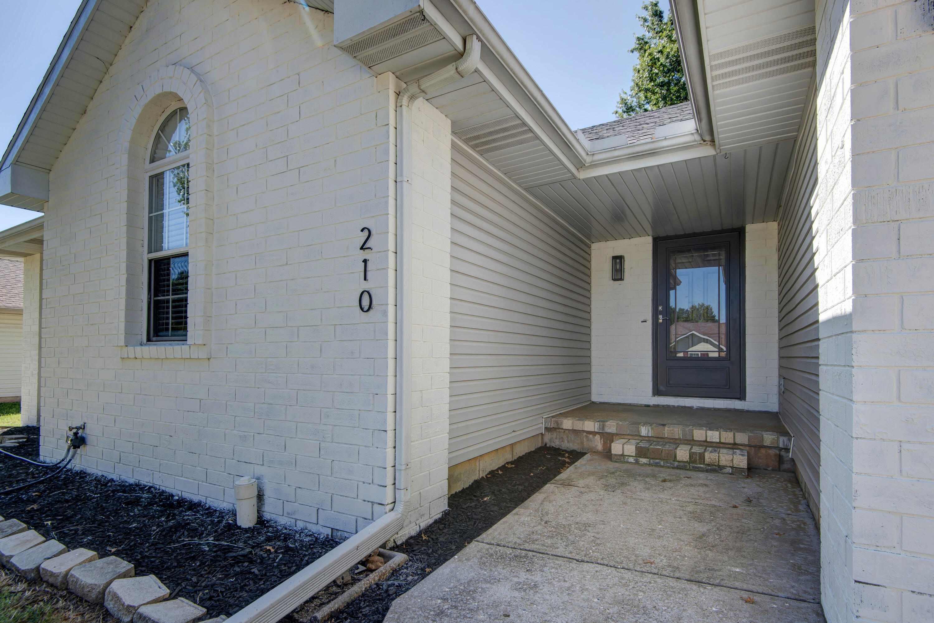 210 East Robin Road Property Photo 2